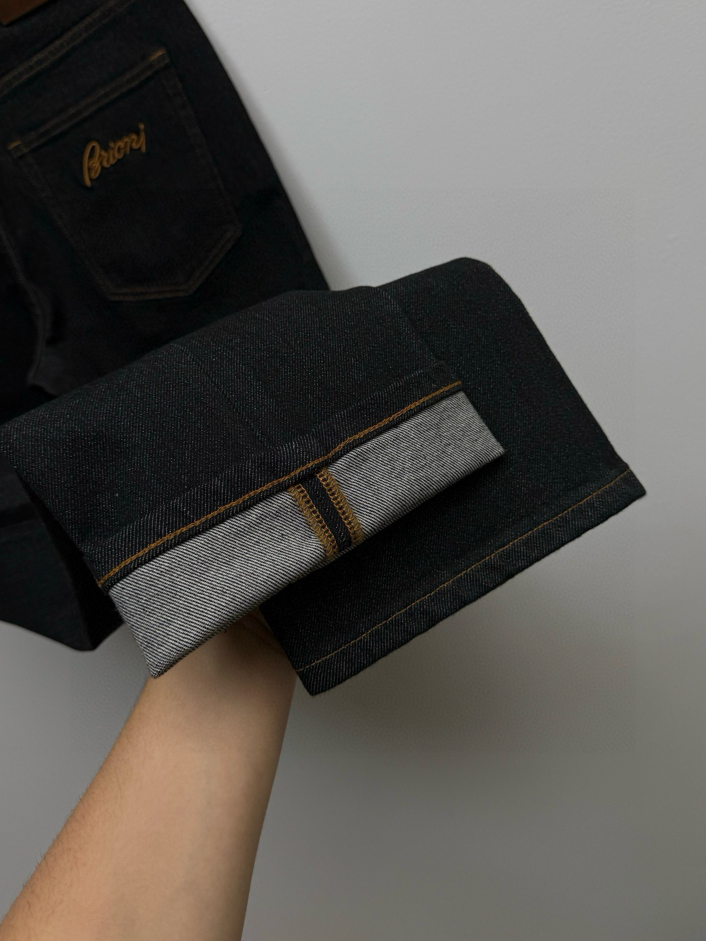 Джинсы мужские в стиле Brioni Bri из плотного хлопкового денима тёмно-синего цвета