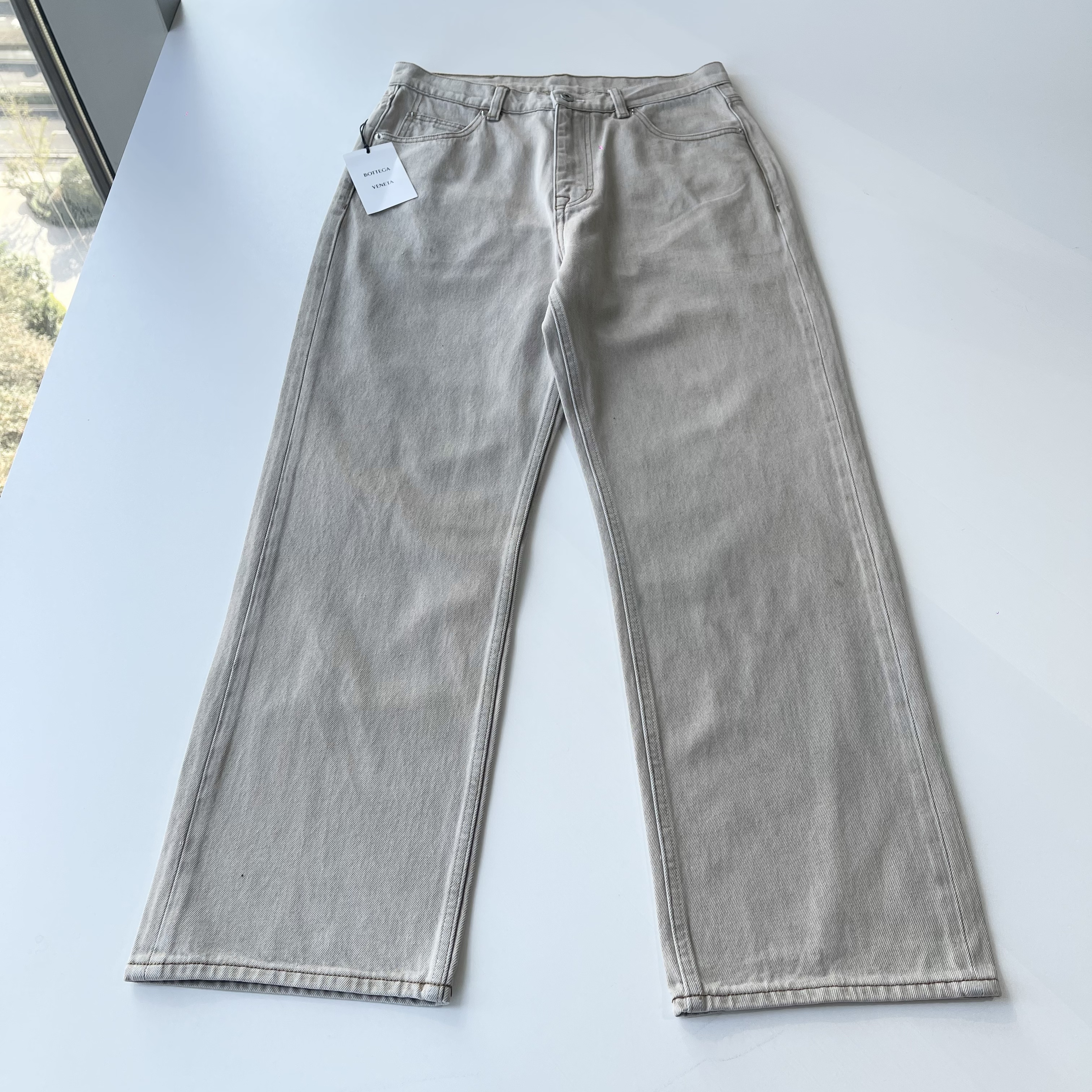 Джинсы мужские в стиле Bottega Veneta Vienna из итальянского денима бежевого цвета