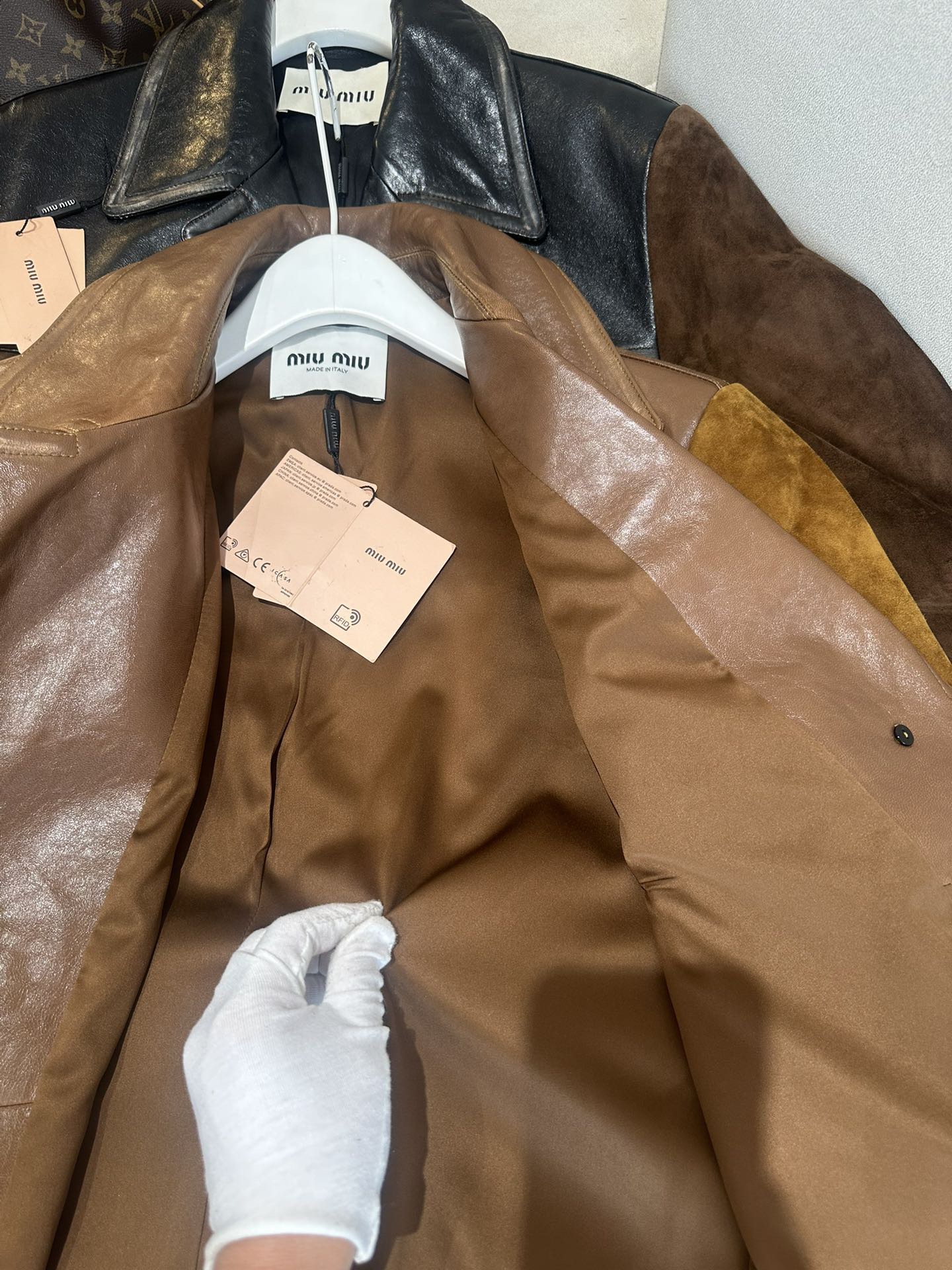 Куртки женские в стиле Miu Miu из натуральной замши и кожи коричневого цвета с контрастной кожаной отделкой