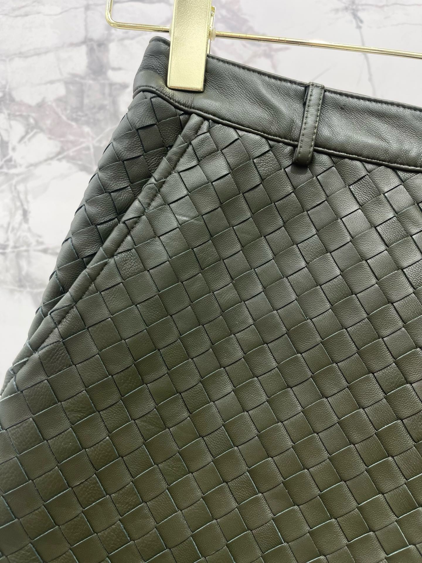 Костюм женский Bottega Veneta тёмно-зелёного цвета с плетением Intrecciato