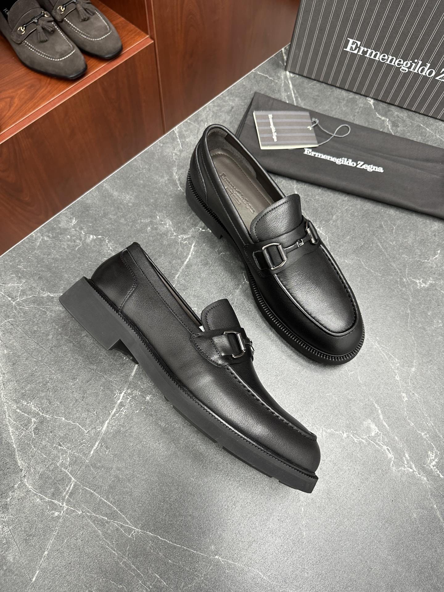 Лоферы мужские в стиле Ermenegildo Zegna с пряжкой чёрного цвета