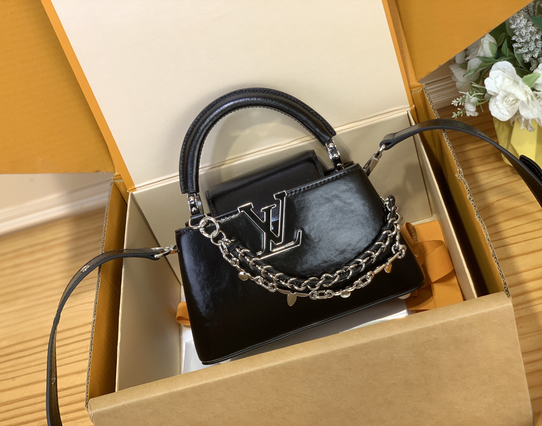 Сумка женская в стиле Louis Vuitton Capucines East-West mini с цепочкой