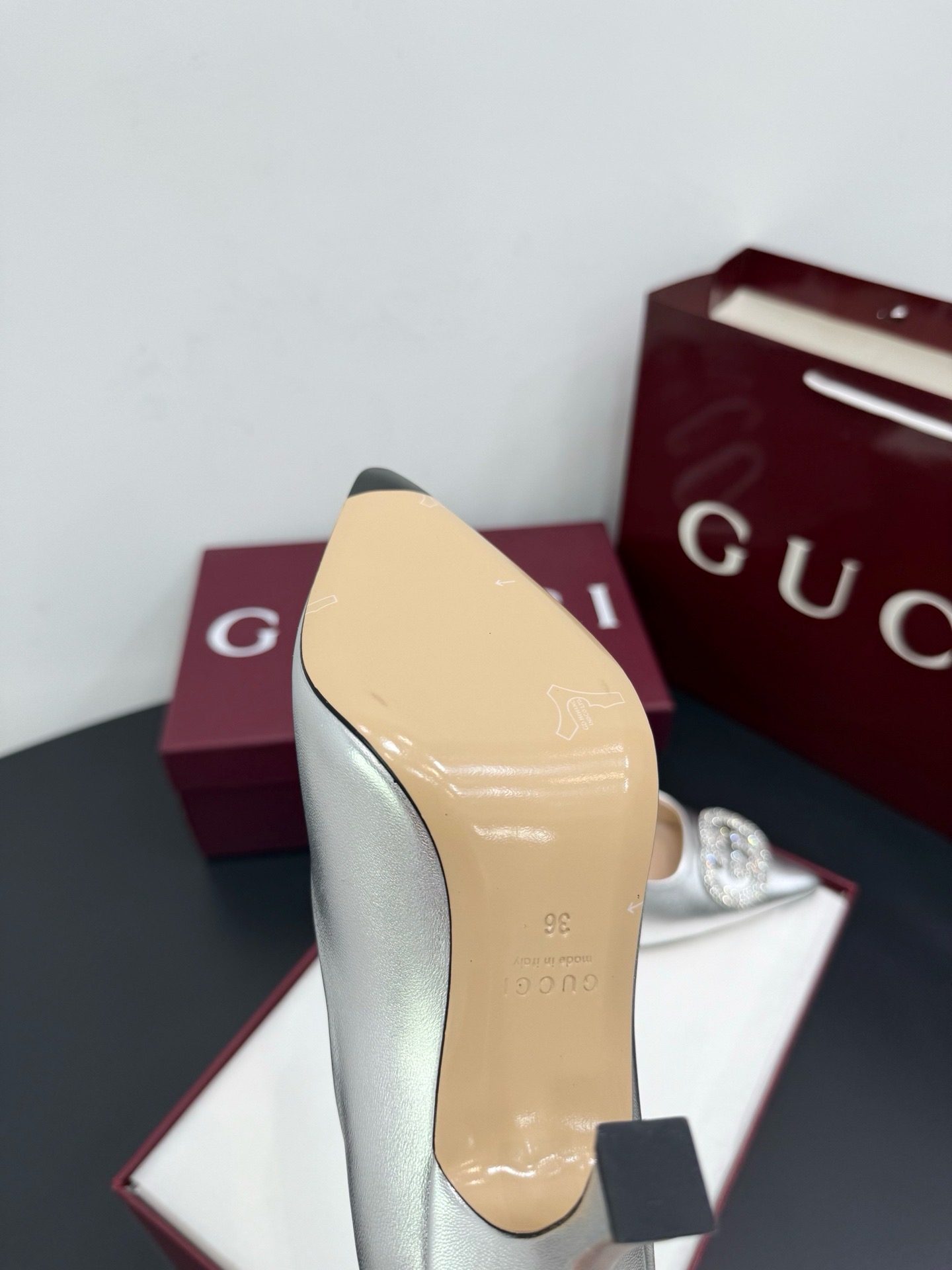 Туфли женские Gucci серебристого цвета