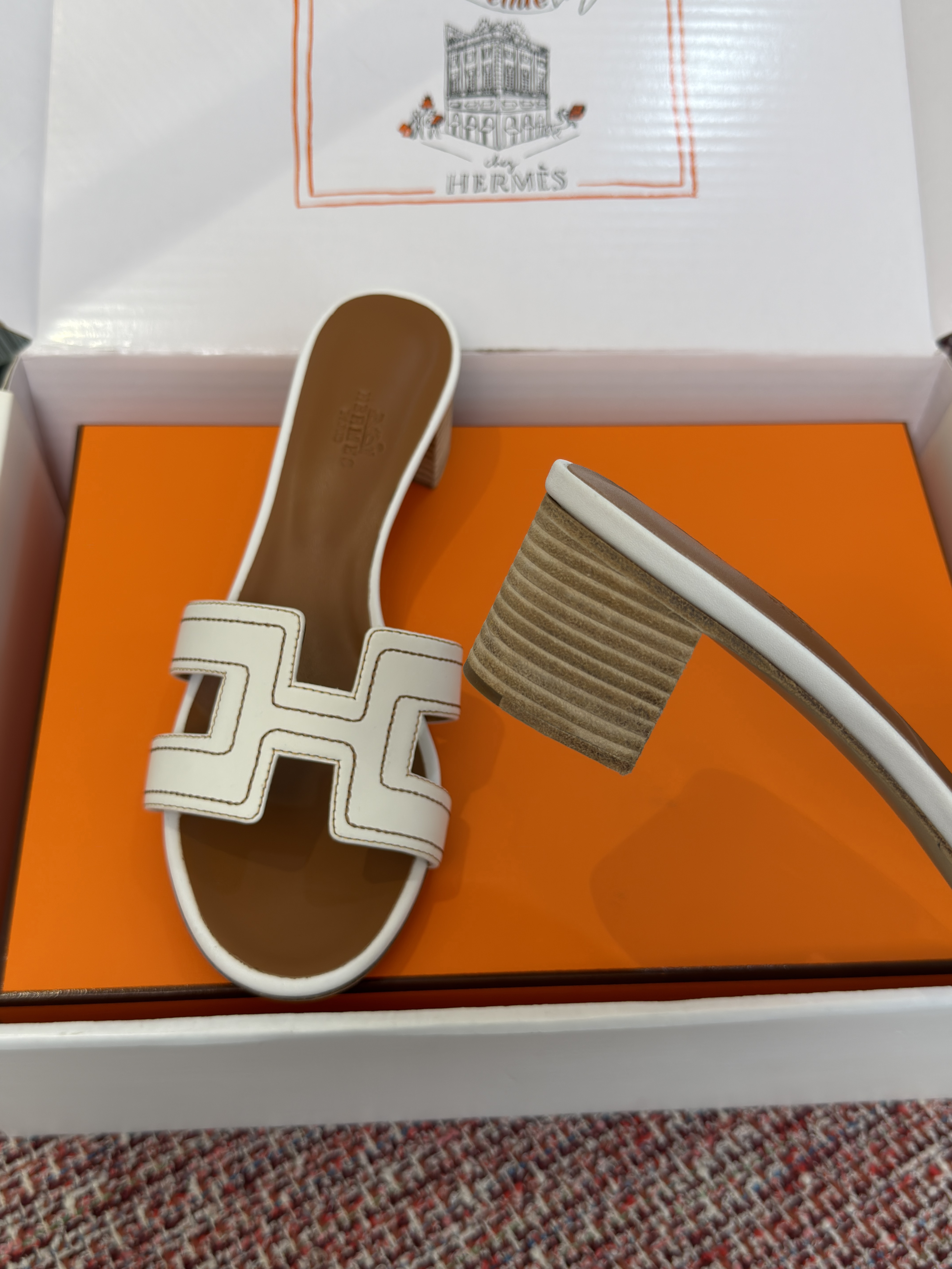 Шлёпанцы женские Hermès Oran коричнево-белого цвета на каблуке