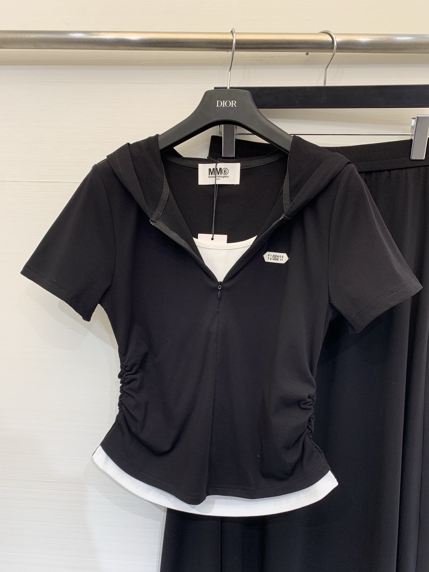 Костюм женский в стиле MM6 Maison Margiela чёрного цвета с топом и юбкой