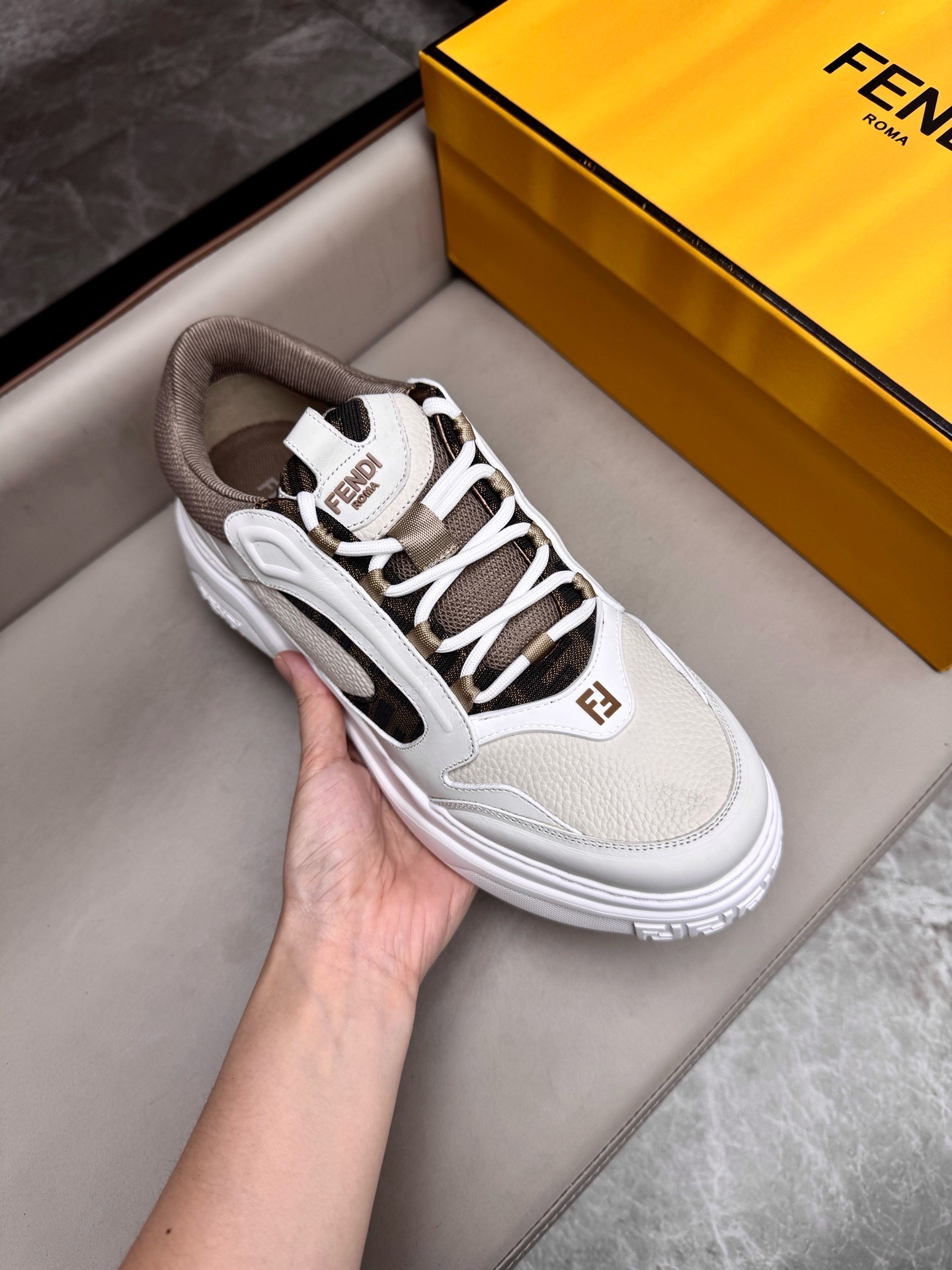 Кроссовки мужские в стиле Fendi белого цвета с бежевыми акцентами