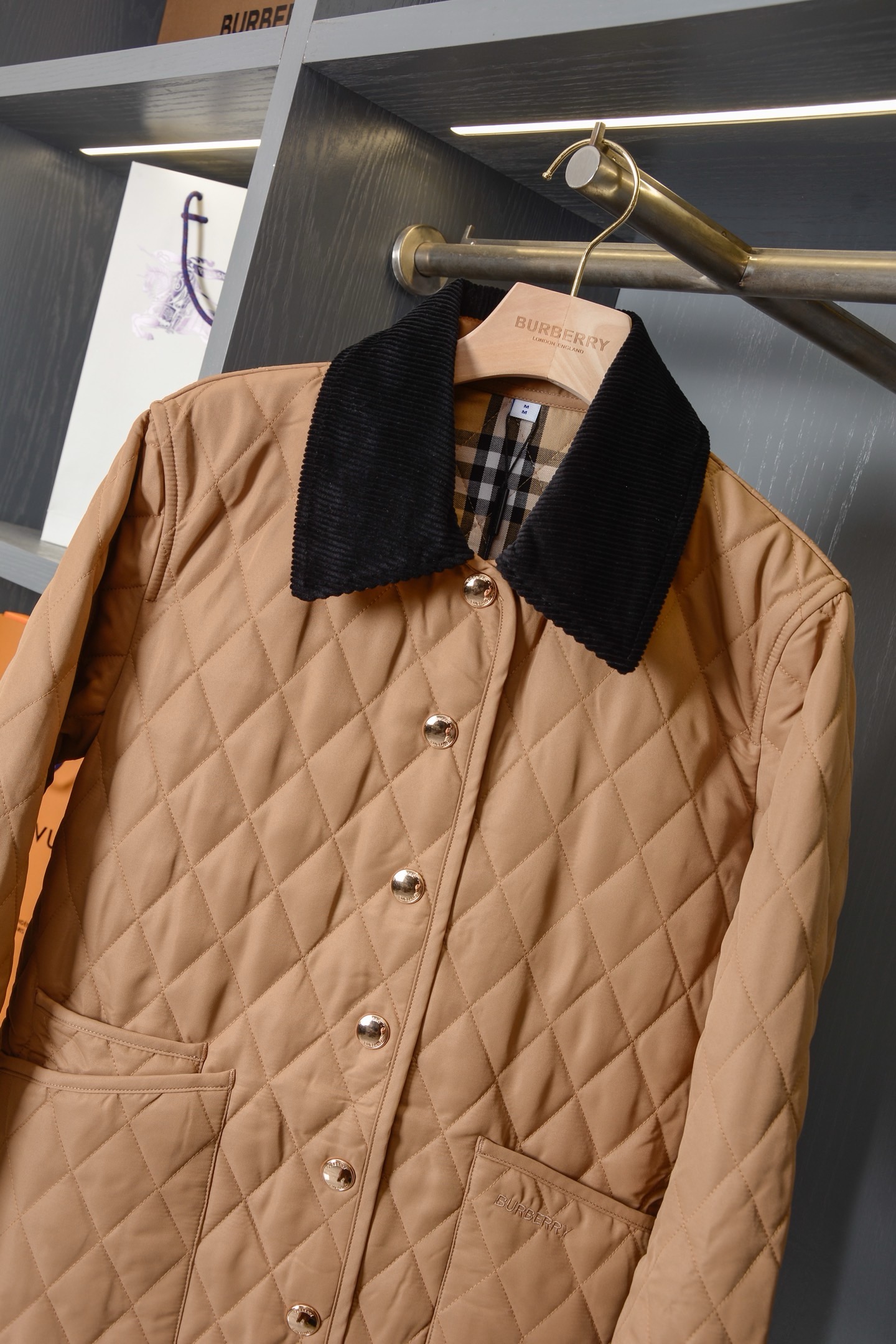Куртка женская в стиле Burberry укороченная светло-коричневого цвета