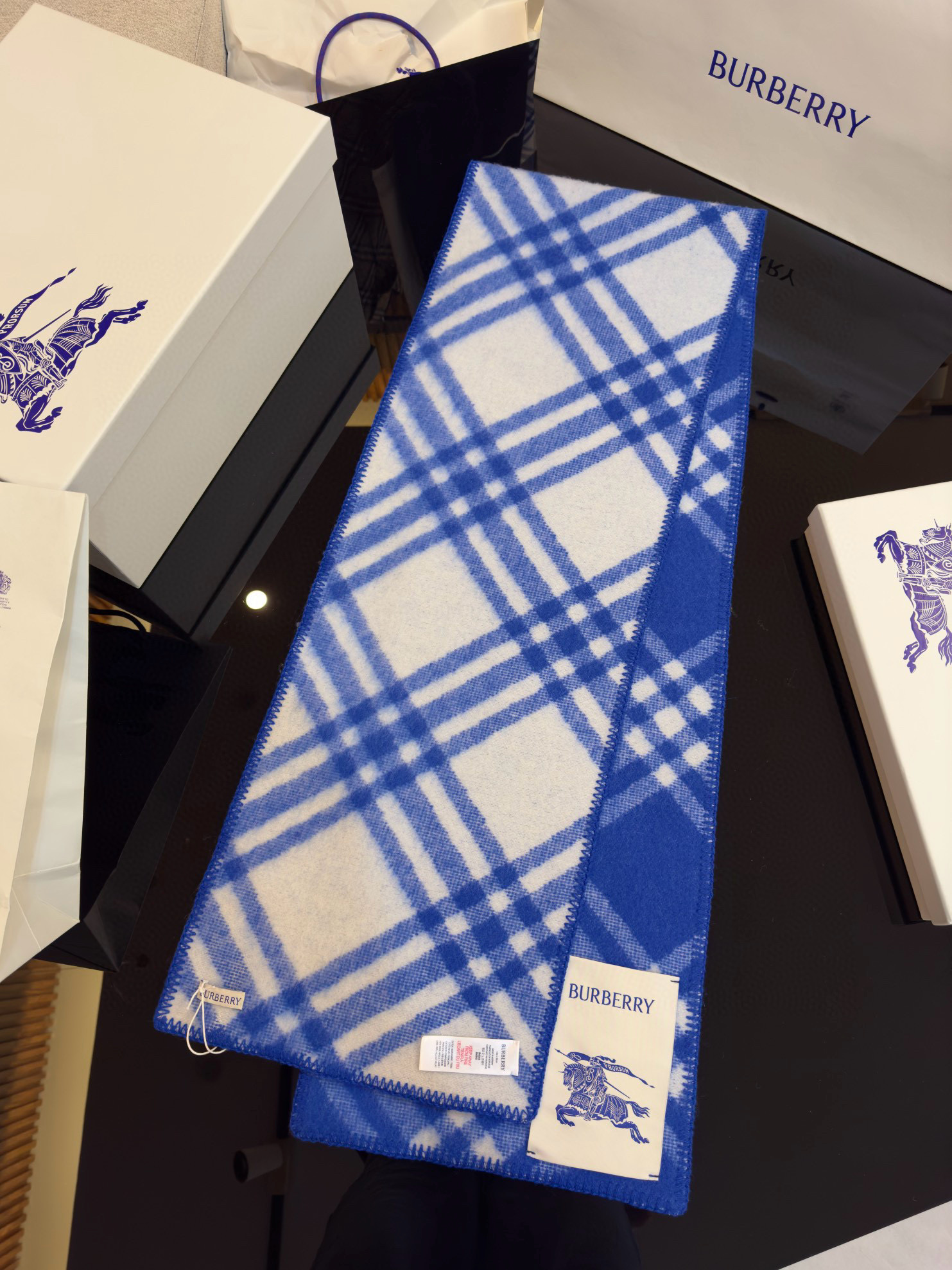 Шарф унисекс в стиле Burberry двусторонний из мягкой шерсти с диагональной клеткой сине-молочного  цвета