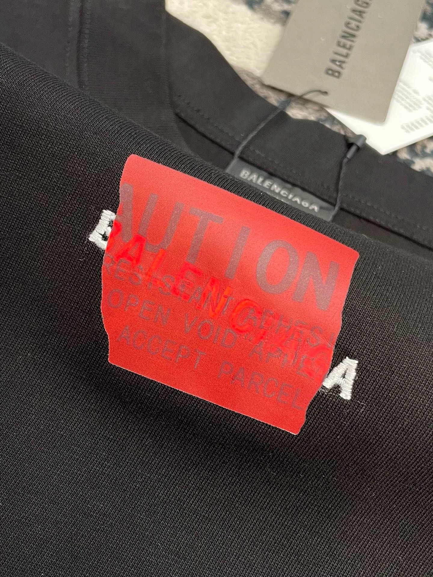 Футболка мужская Balenciaga Security Tape Logo Oversized  чёрного цвета с красным принтом