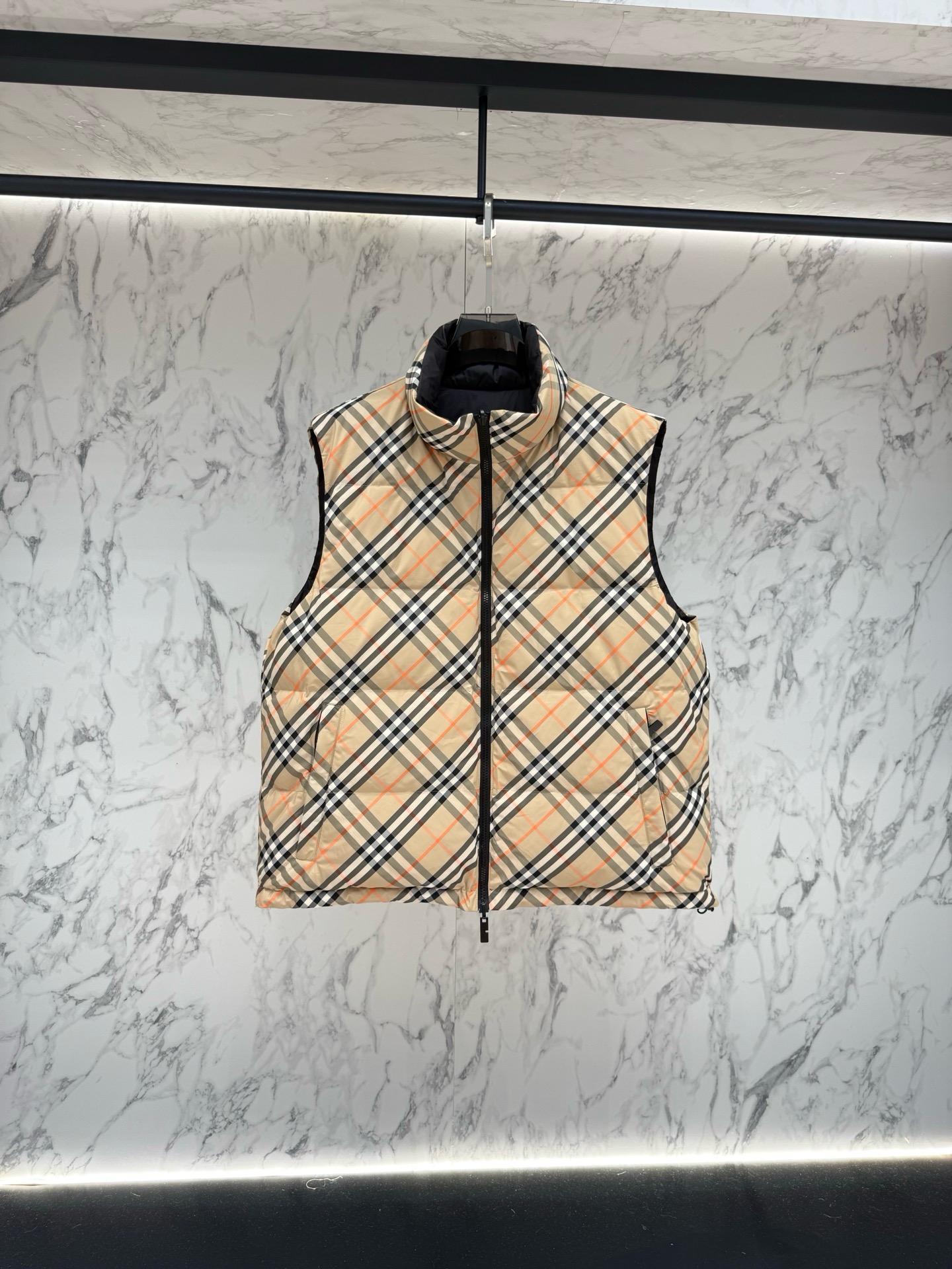 Жилет пуховый мужской Burberry Reversible Check Puffer Gilet двусторонний тёмно-коричневого цвета с фирменной клеткой