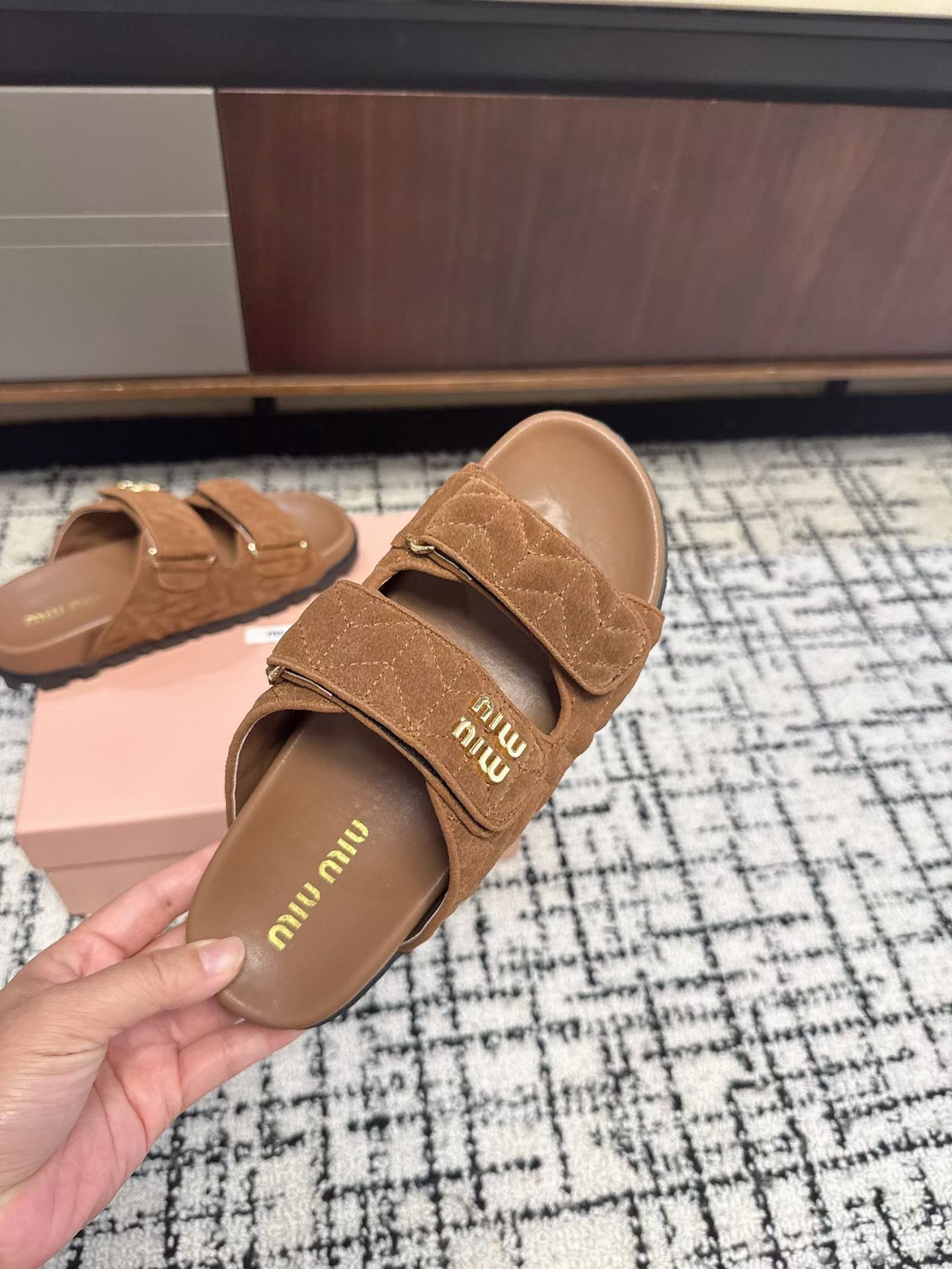 Шлёпанцы женские Miu Miu бежево-коричневого цвета