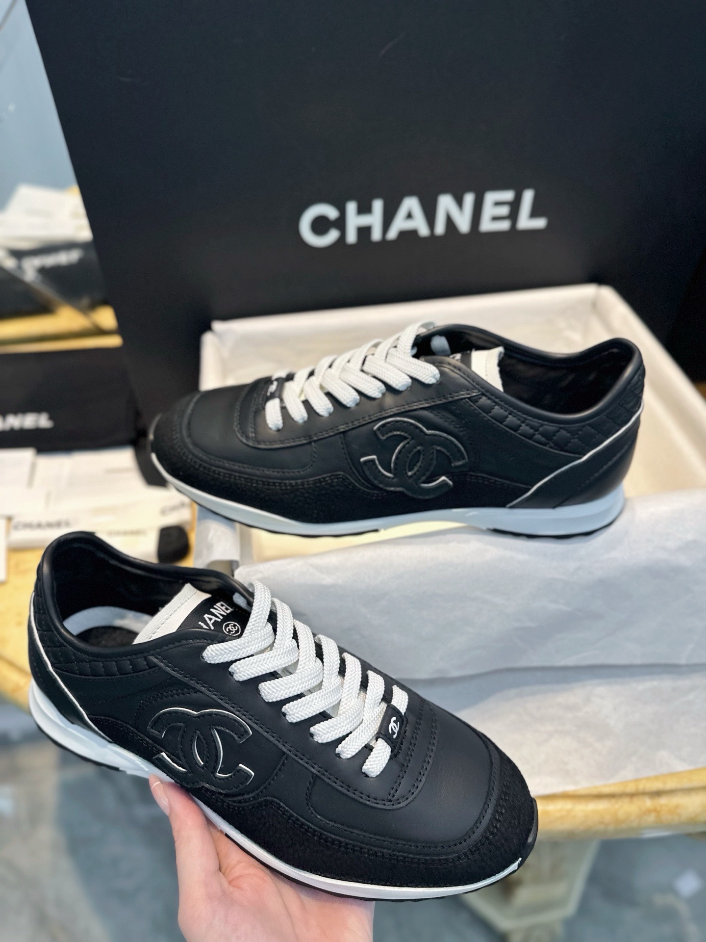 Кроссовки Chanel черного цвета с белыми вставками