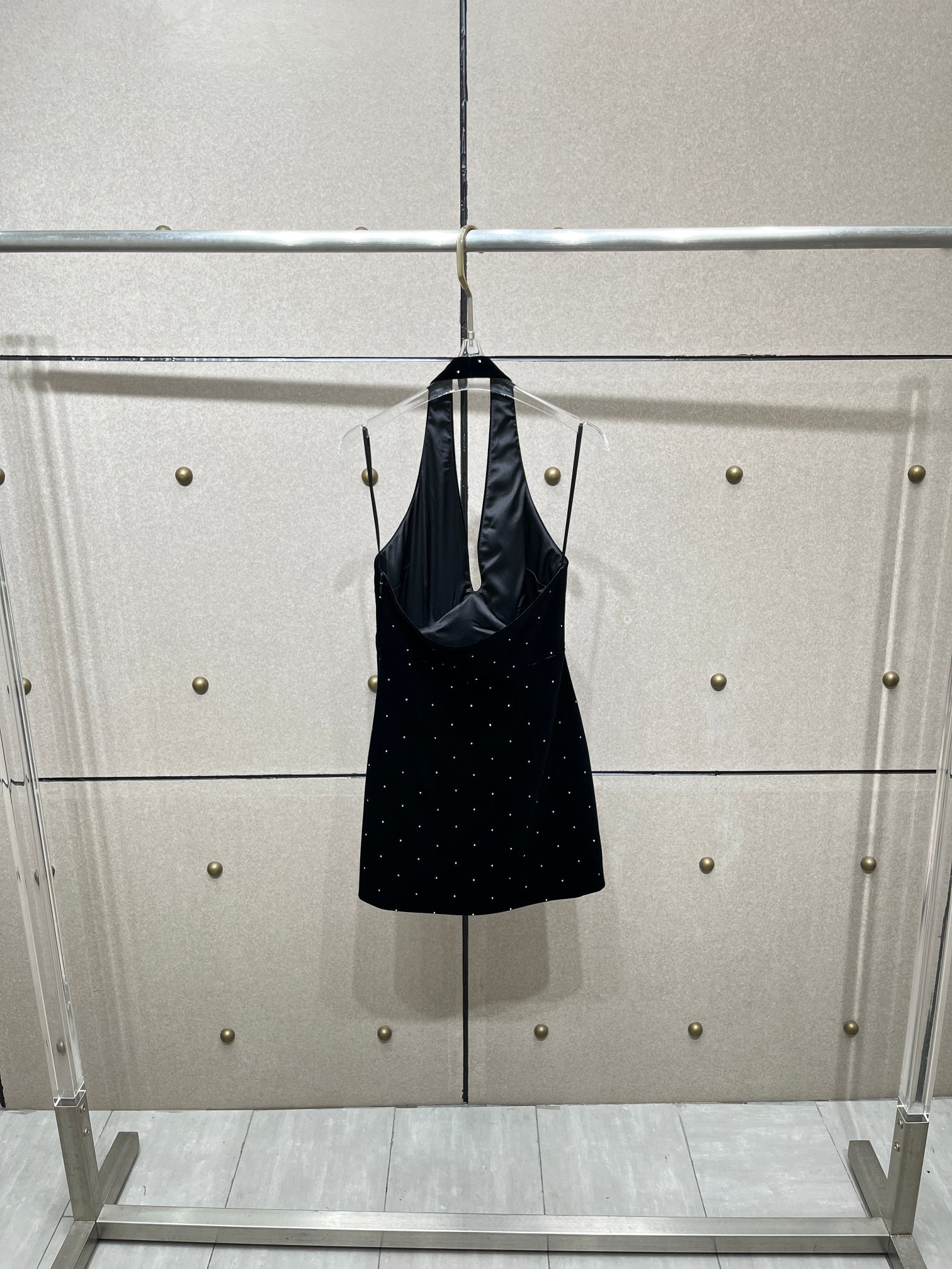 Платье женское из эластичного текстиля чёрного цвета с декором из кристаллов и бантом