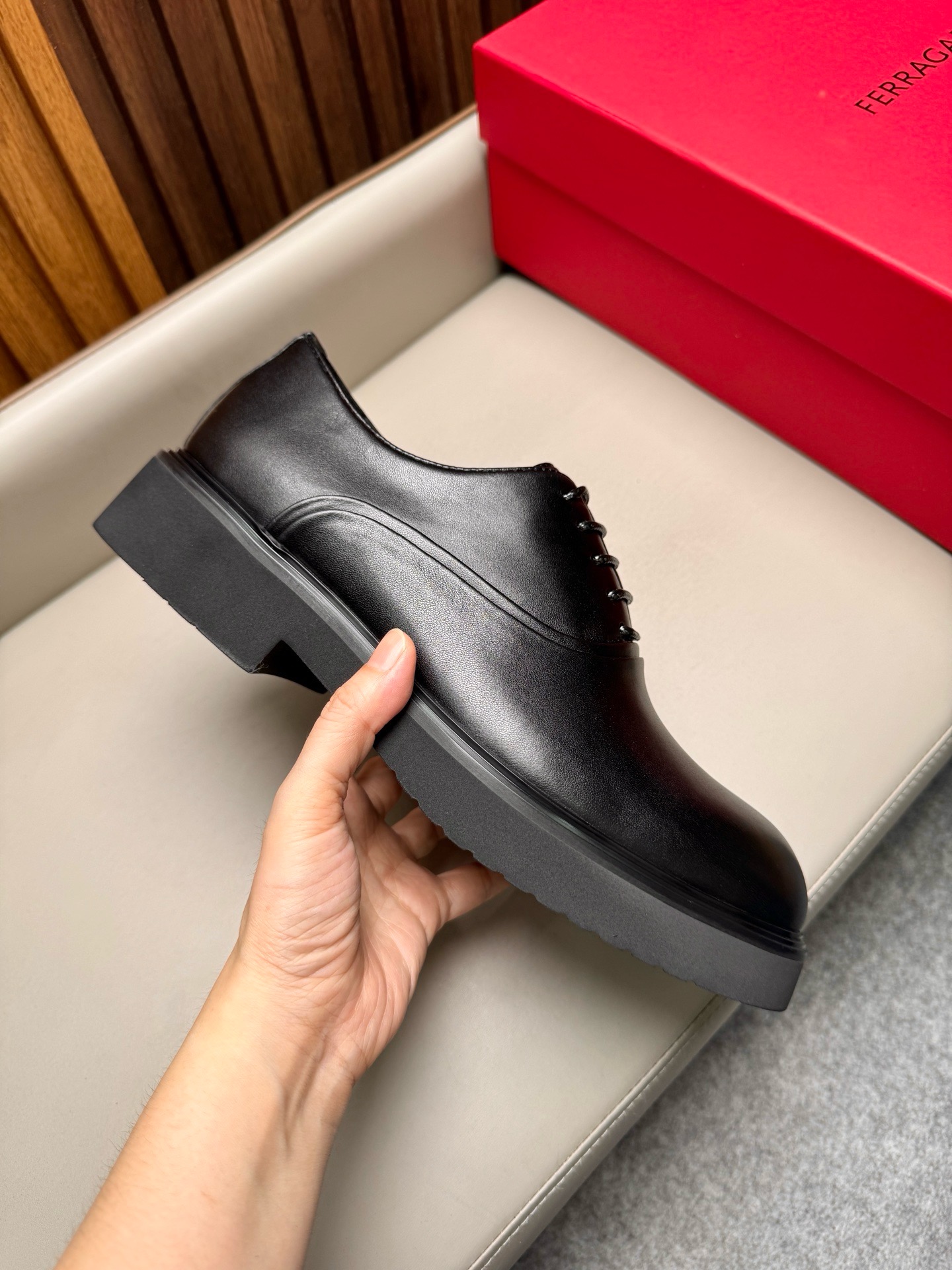 Туфли мужские в стиле Salvatore Ferragamo чёрного цвета со шнуровкой