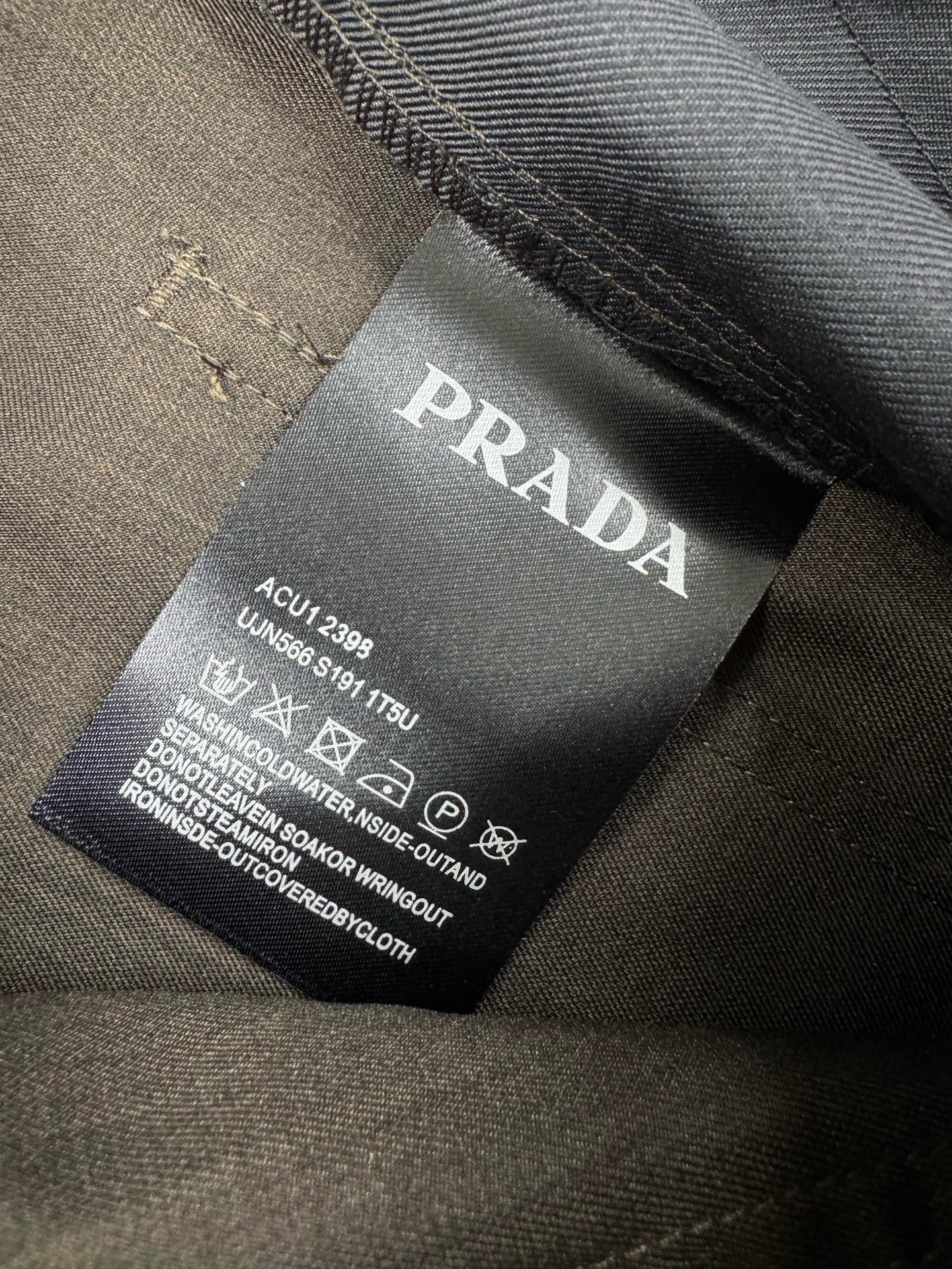Брюки мужские Prada с поясом и металлической пряжкой чёрного цвета