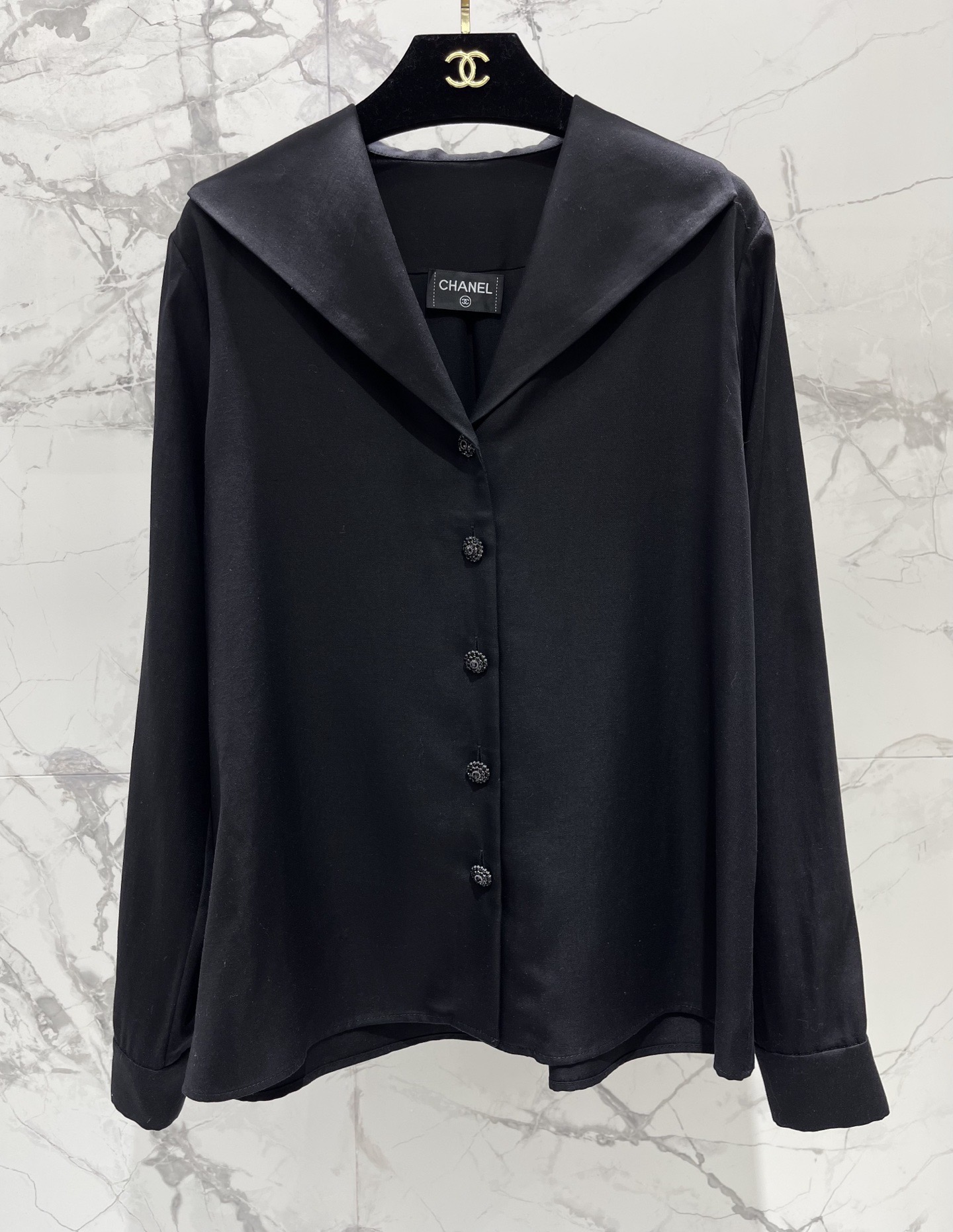 Блуза женская в стиле Chanel чёрного цвета с V-образным вырезом