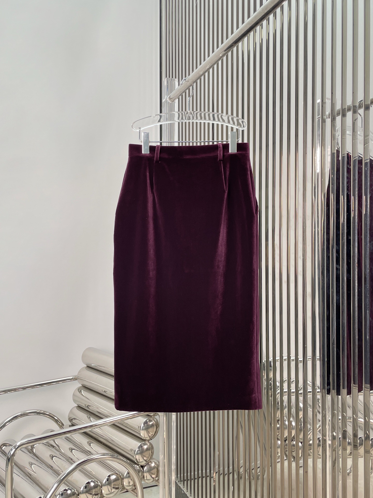 Юбка женская в стиле Yves Saint Laurent из бархата чёрного и бордового цвета с прямым силуэтом