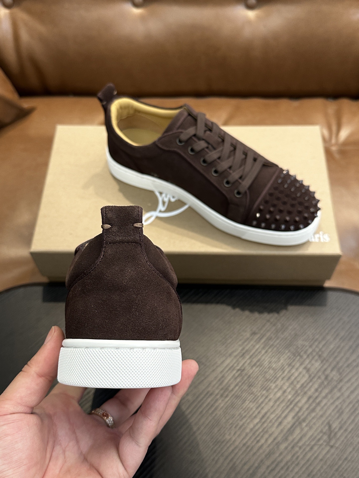 Кроссовки мужские в стиле Christian Louboutin коричневого цвета с шипами и белой подошвой