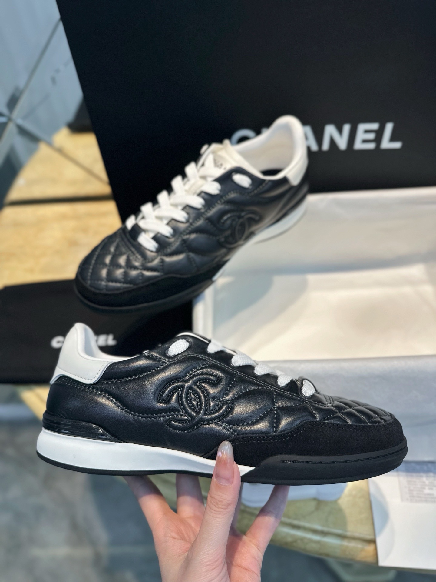 Кроссовки Chanel черного цвета с белыми вставками
