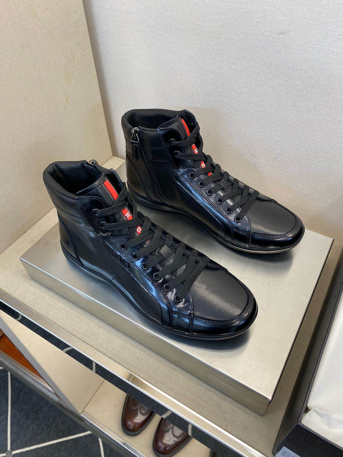 Кроссовки мужские Prada из натуральной кожи черного цвета с красными акцентами