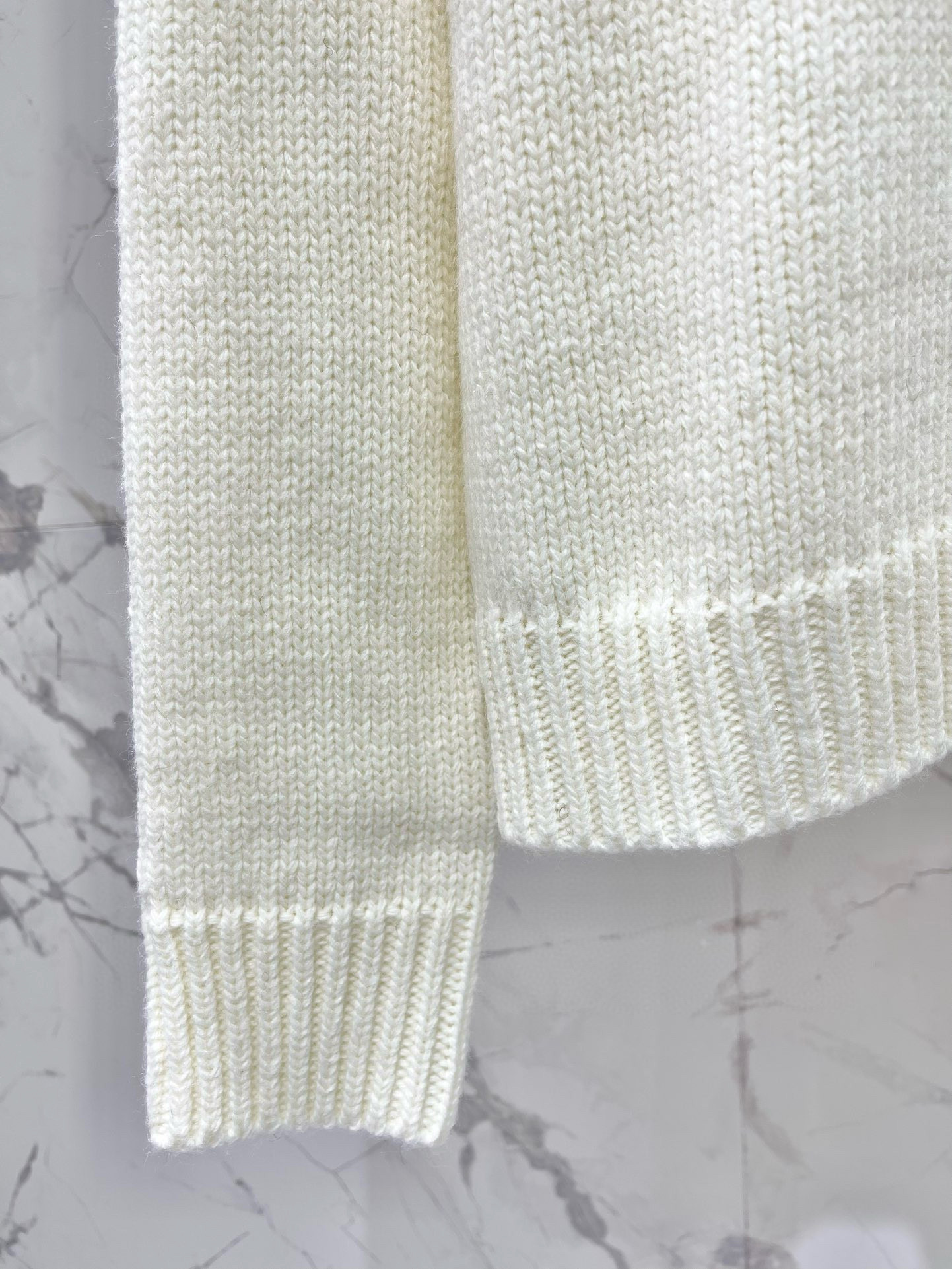 Свитер женский в стиле Celine с фирменной вязкой и акцентной вышивкой