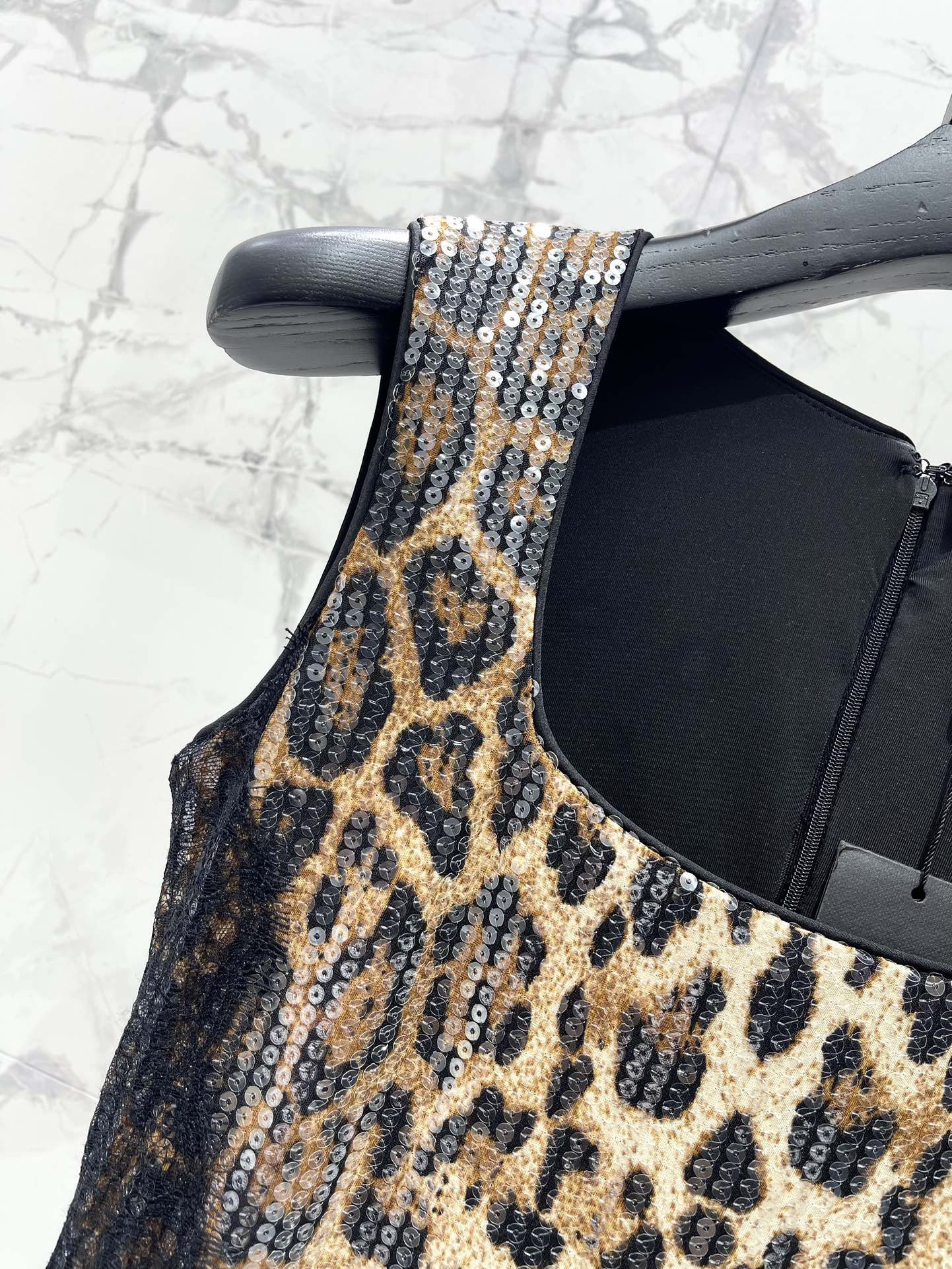 Платье женское в стиле Saint Laurent с леопардовым принтом и декоративными пайетками без рукавов