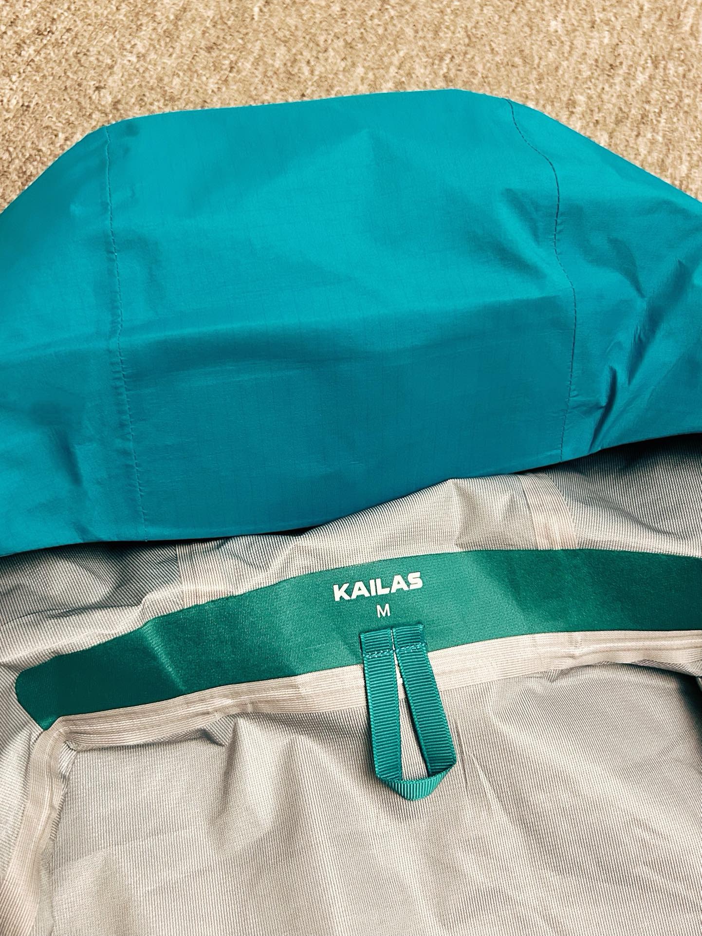 Куртка мужская Kailas Bogda LT из мембранной ткани GORE-TEX с капюшоном зелёного цвета