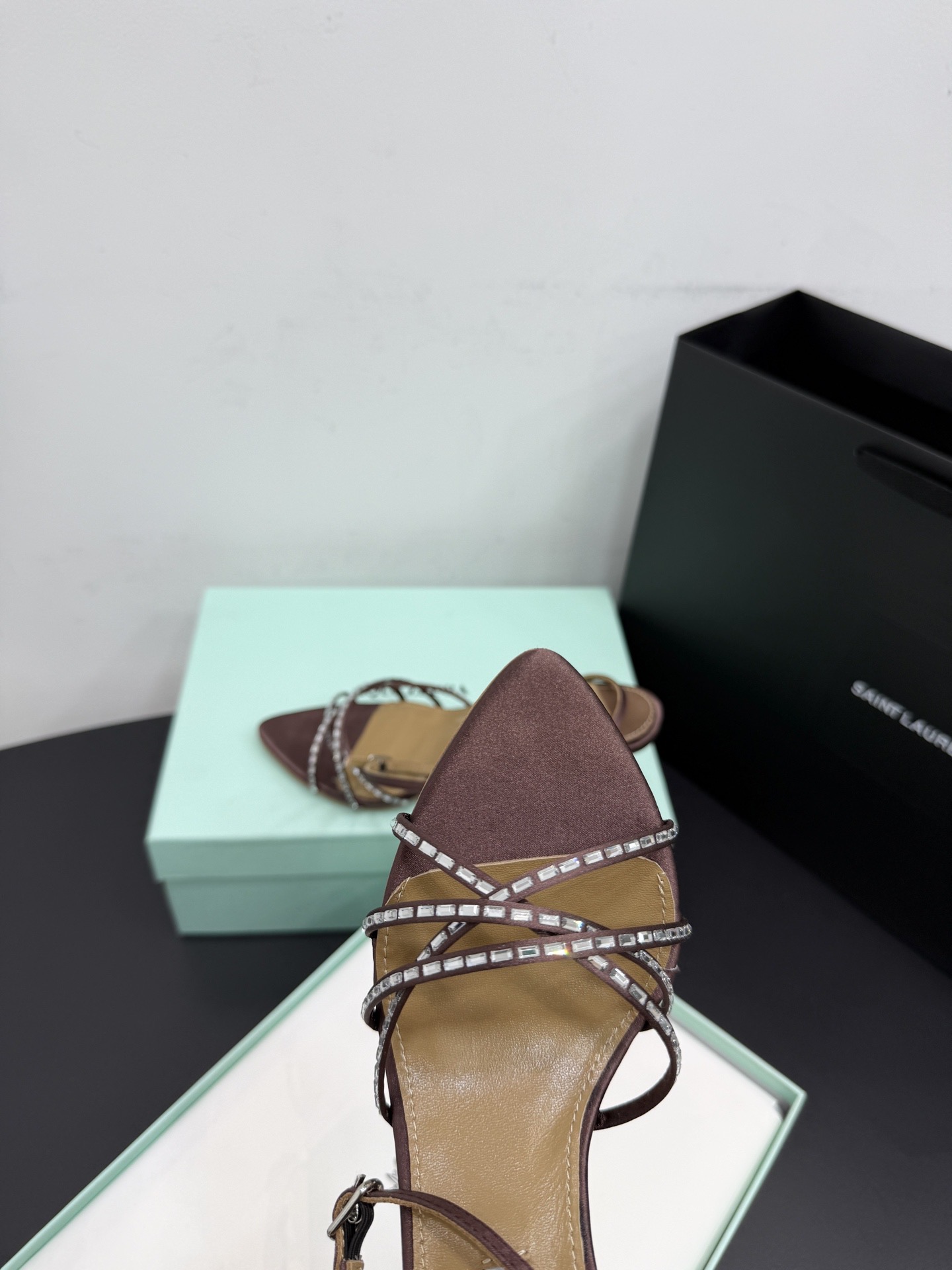 Босоножки женские Aquazzura коричневого цвета