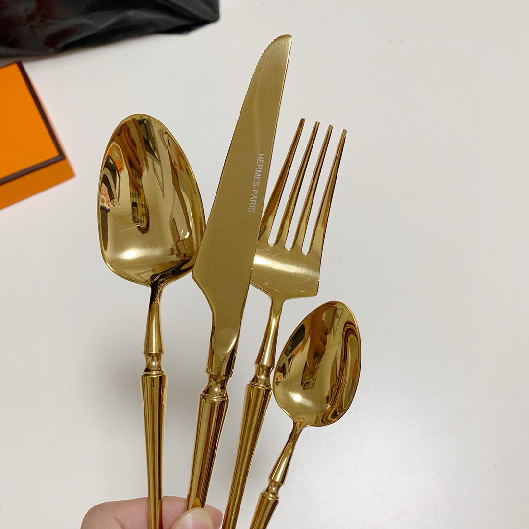 Набор столовых приборов унисекс в стиле Hermès золотого цвета в премиальном подарочном кейсе (24 предмета)