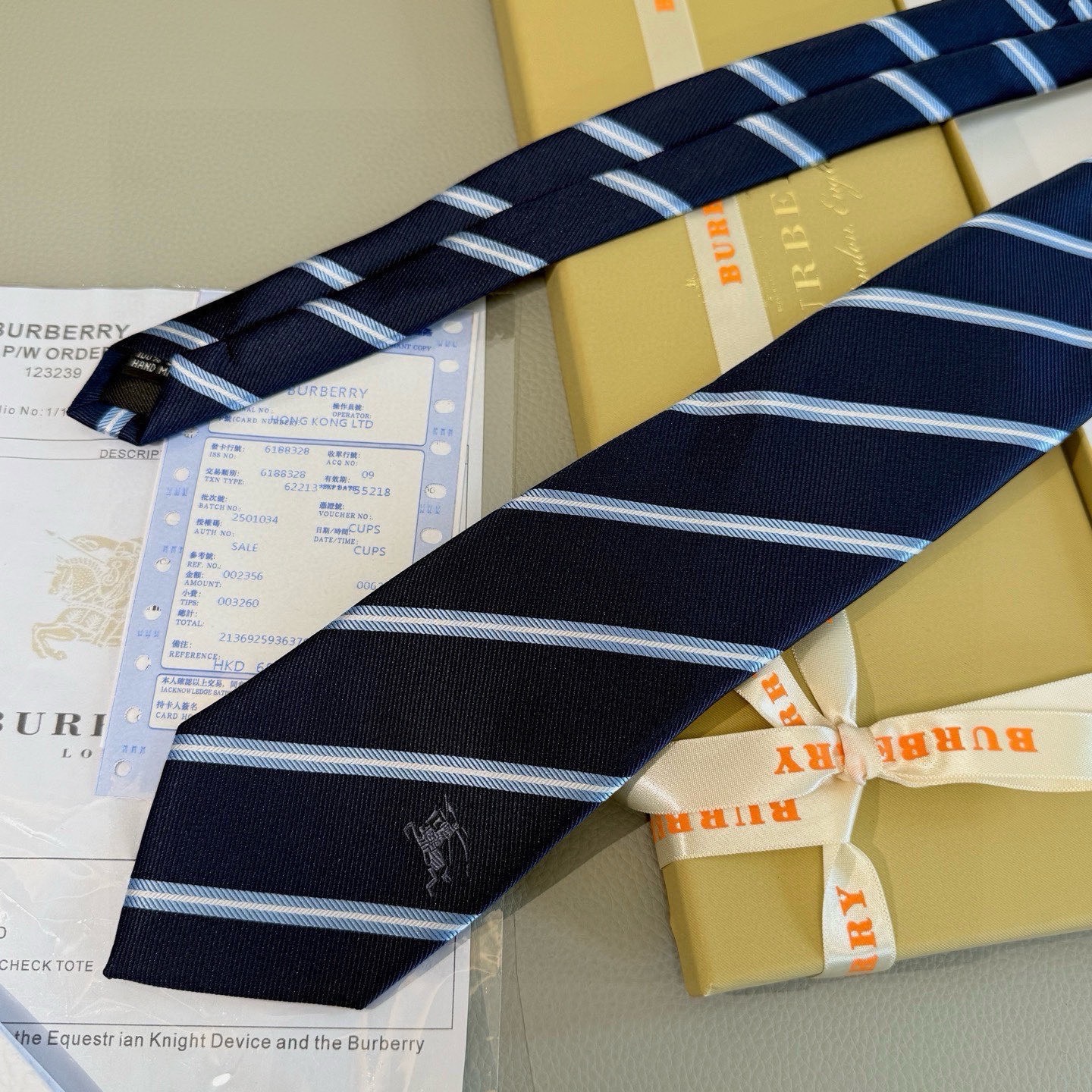 Галстук мужской в стиле Burberry тёмно-синего цвета с диагональными полосами и вышивкой