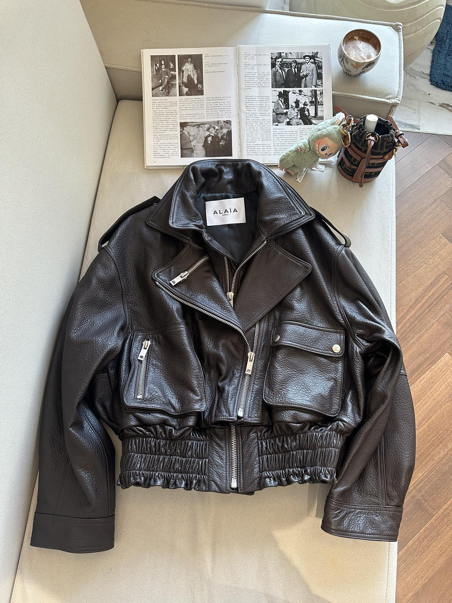 Куртка женская в стиле Alaïa из натуральной кожи тёмно-коричневого цвета укороченная с акцентным поясом