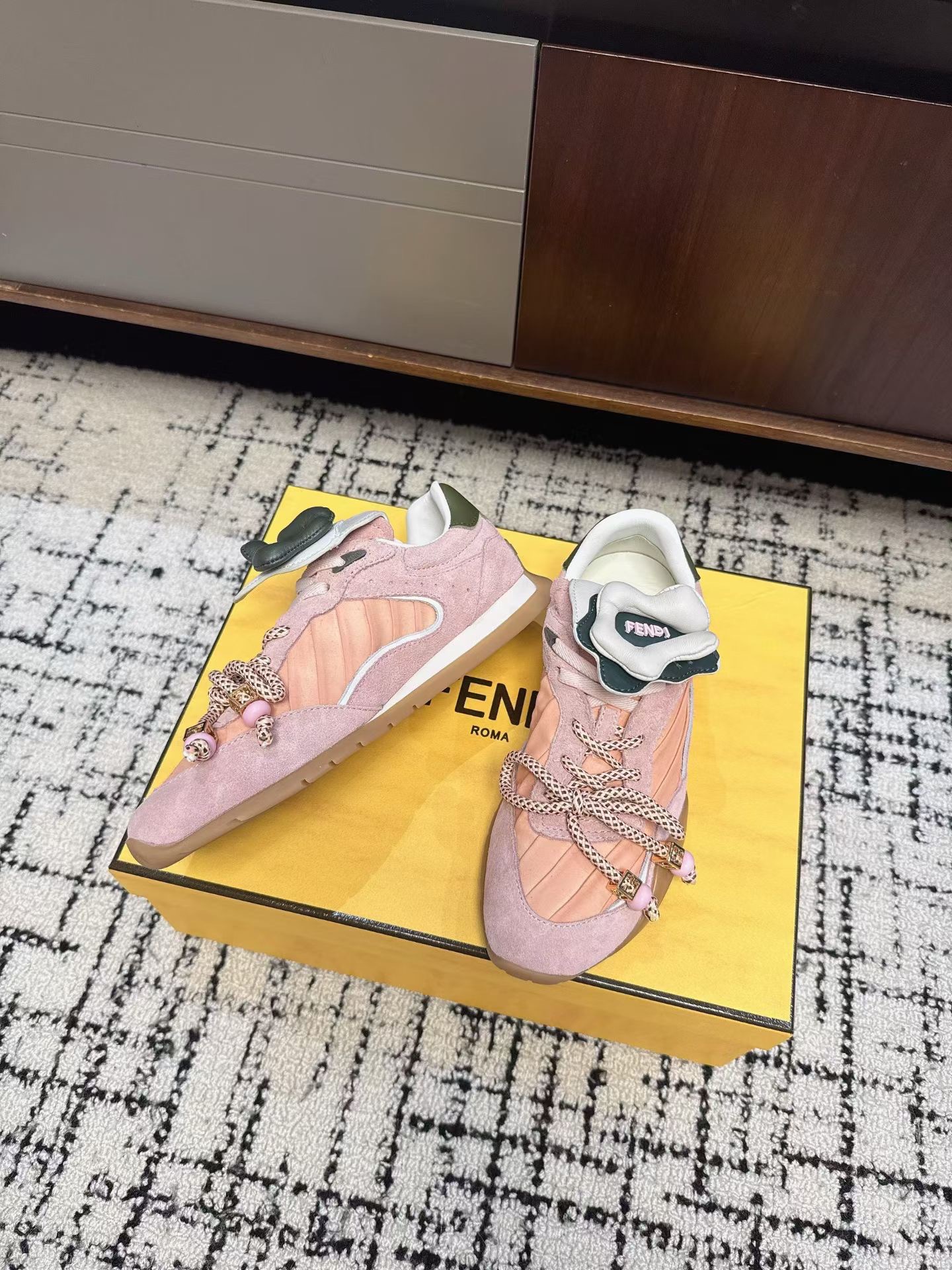 Кроссовки женские в стиле Fendi Delfina розового цвета