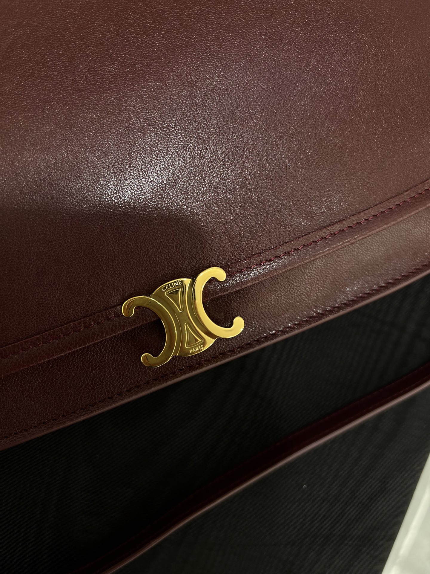 Сумка женская в стиле Celine Soft Triomphe Besace бордового цвета