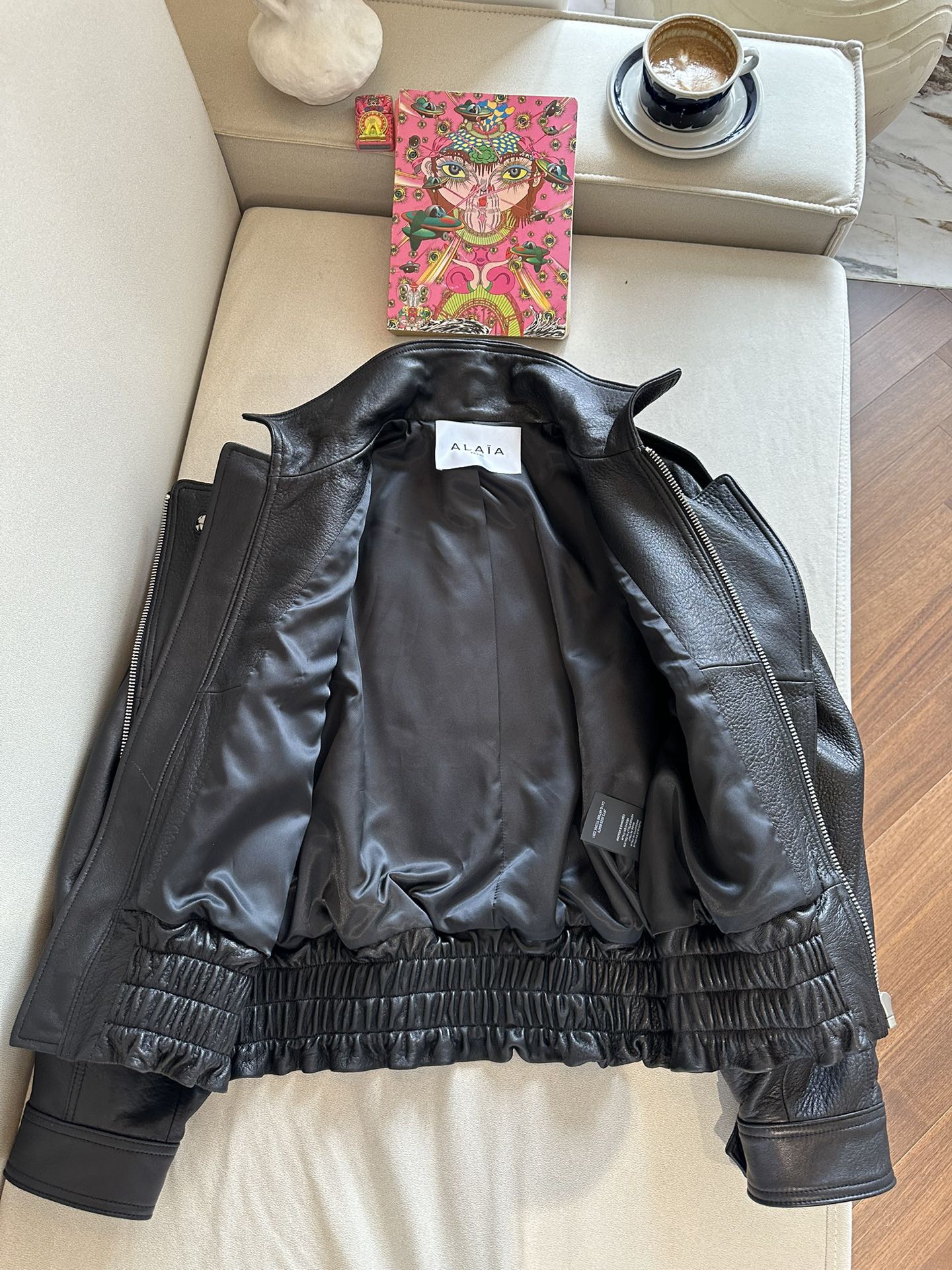 Куртка женская в стиле Alaïa из натуральной кожи чёрного цвета укороченная с акцентным поясом