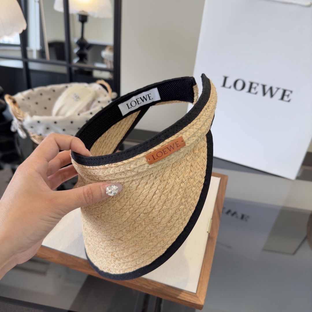 Козырёк женский в стиле Loewe бежевого цвета