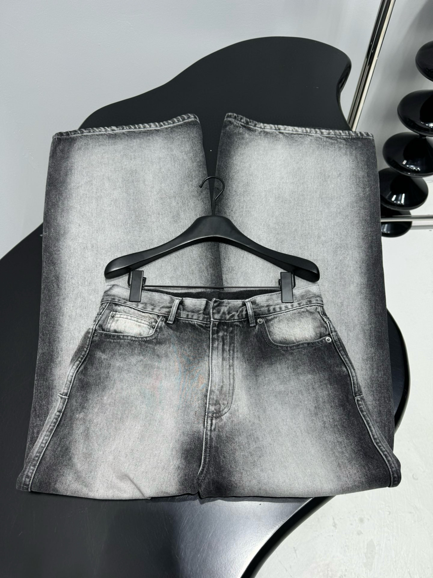 Джинсы женские в стиле Dior из винтажного серого денима с высокой посадкой и расклёшенным силуэтом