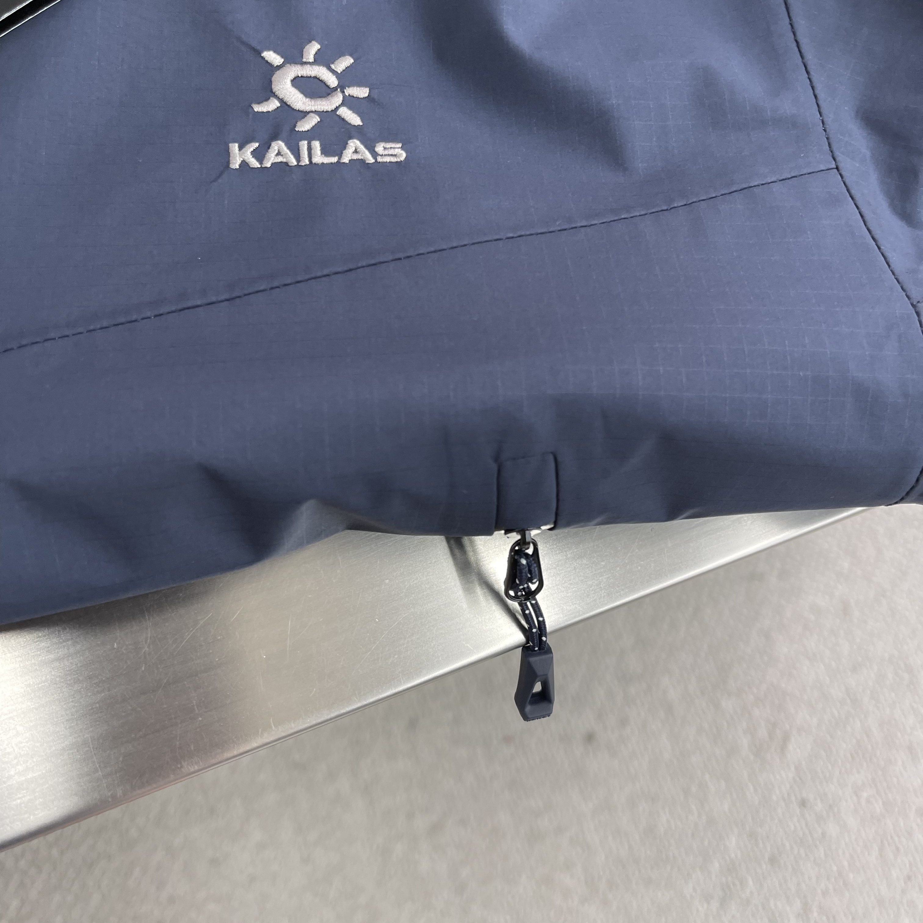 Куртка мужская Kailas softshell с капюшоном тёмно-синего цвета водо- и ветрозащитная