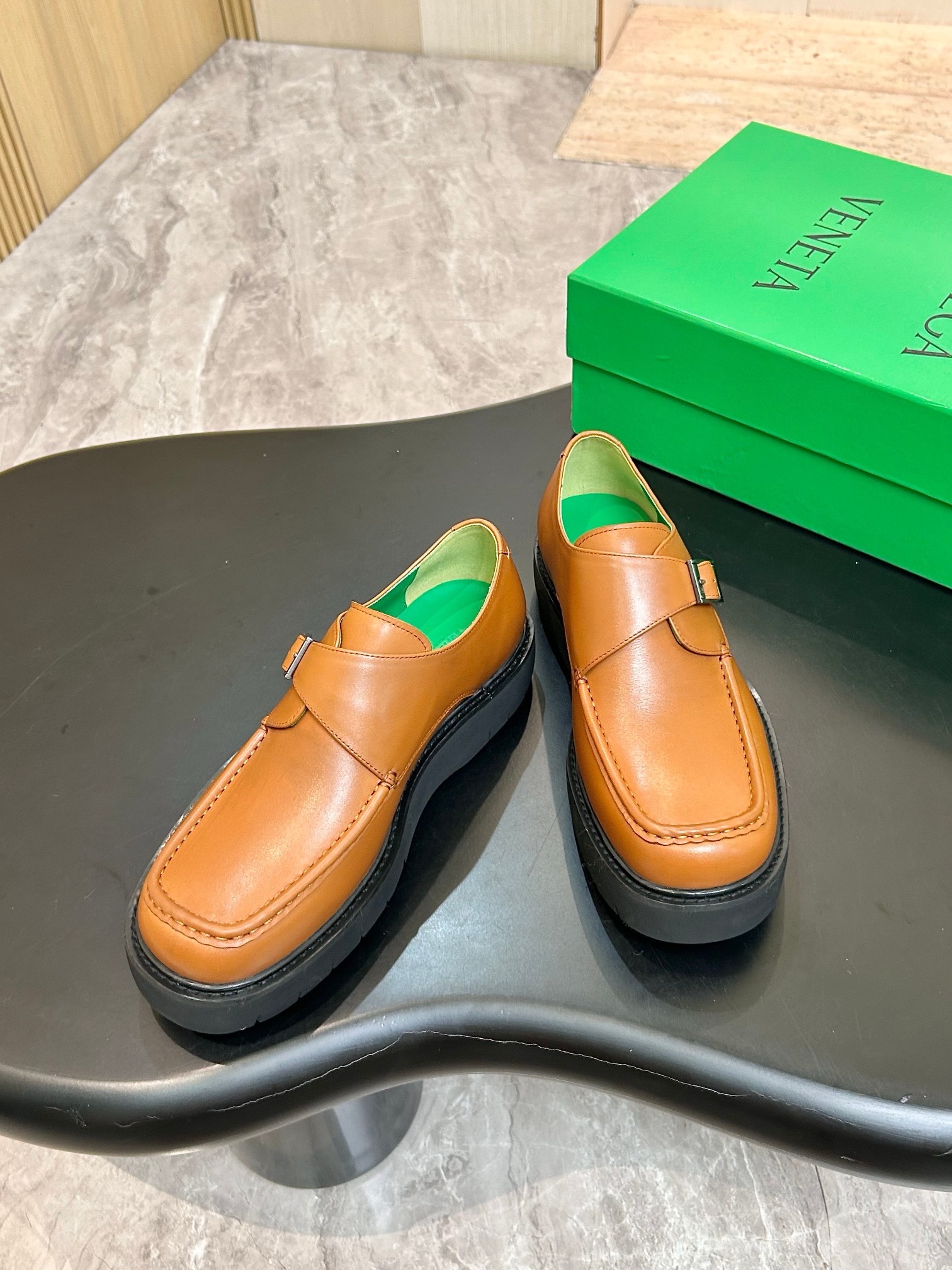 Туфли мужские Bottega Veneta из гладкой натуральной кожи коньячного цвета