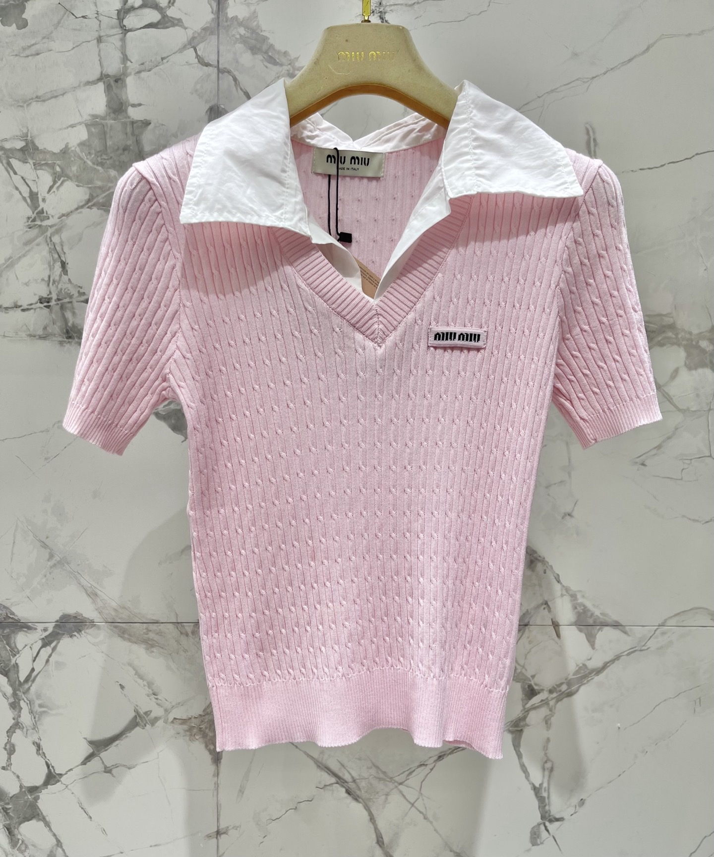 Топ женский в стиле Miu Miu вязаный с отложным воротником с коротким рукавом розового цвета