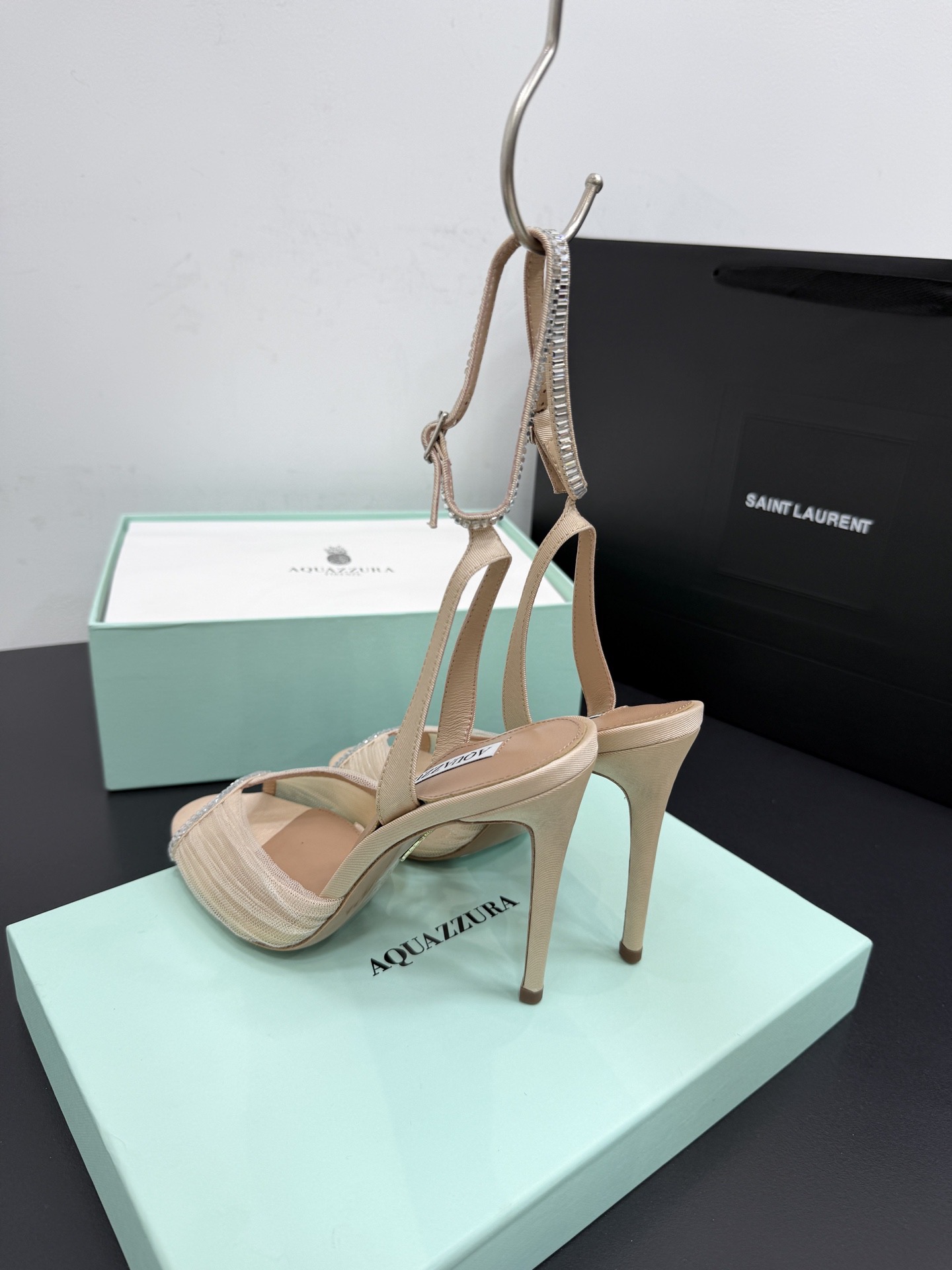 Босоножки женские Aquazzura бежевого цвета