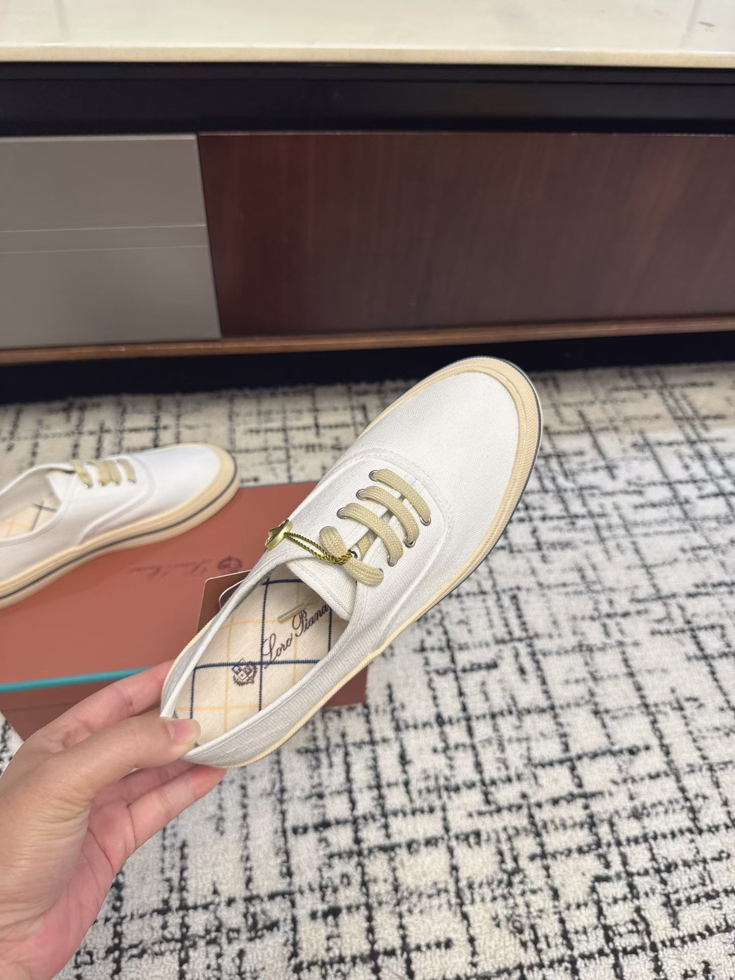Кеды женские в стиле Loro Piana бежевого цвета