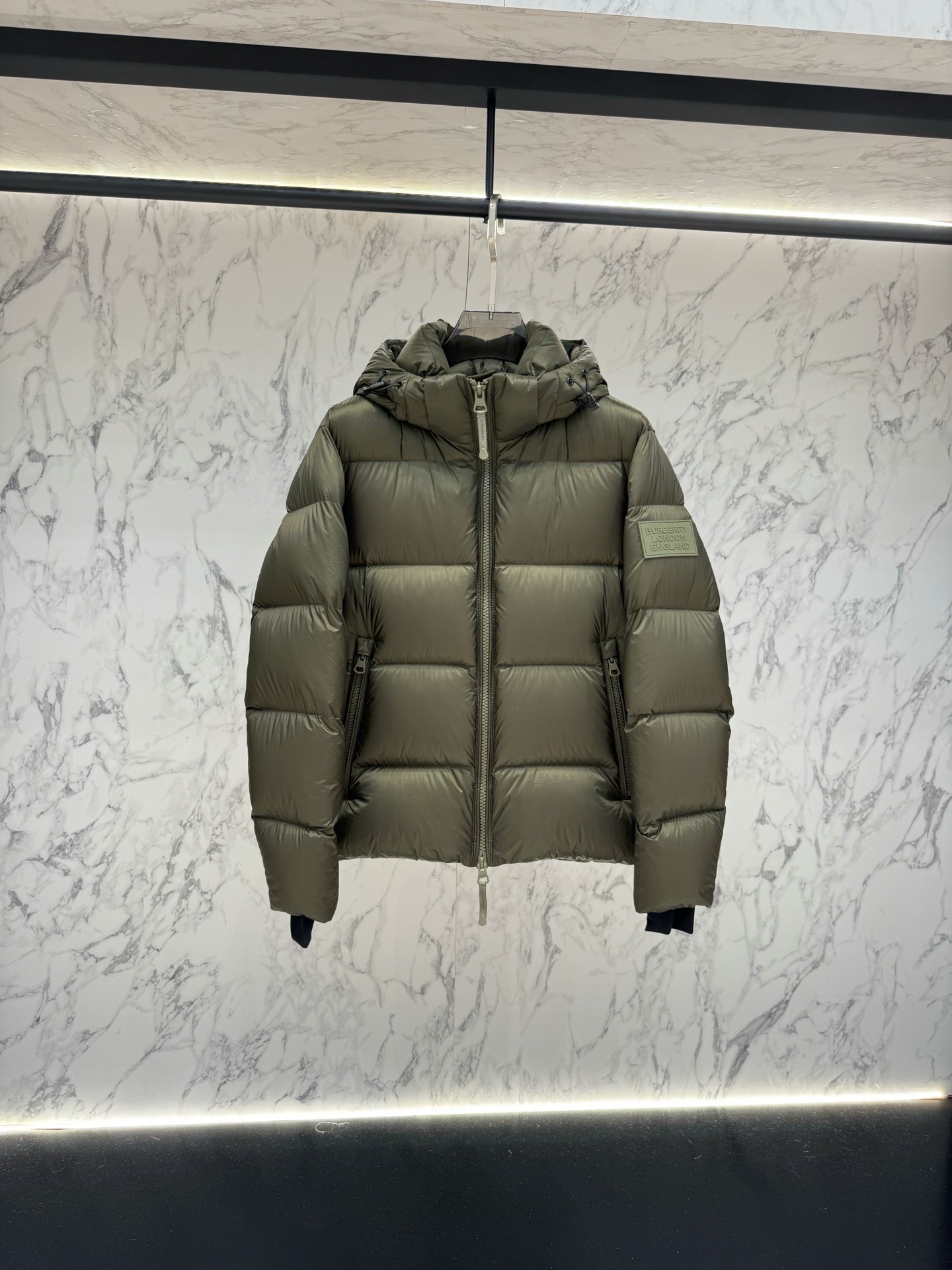 Пуховик мужской Burberry цвета хаки с капюшоном и натуральным пухом