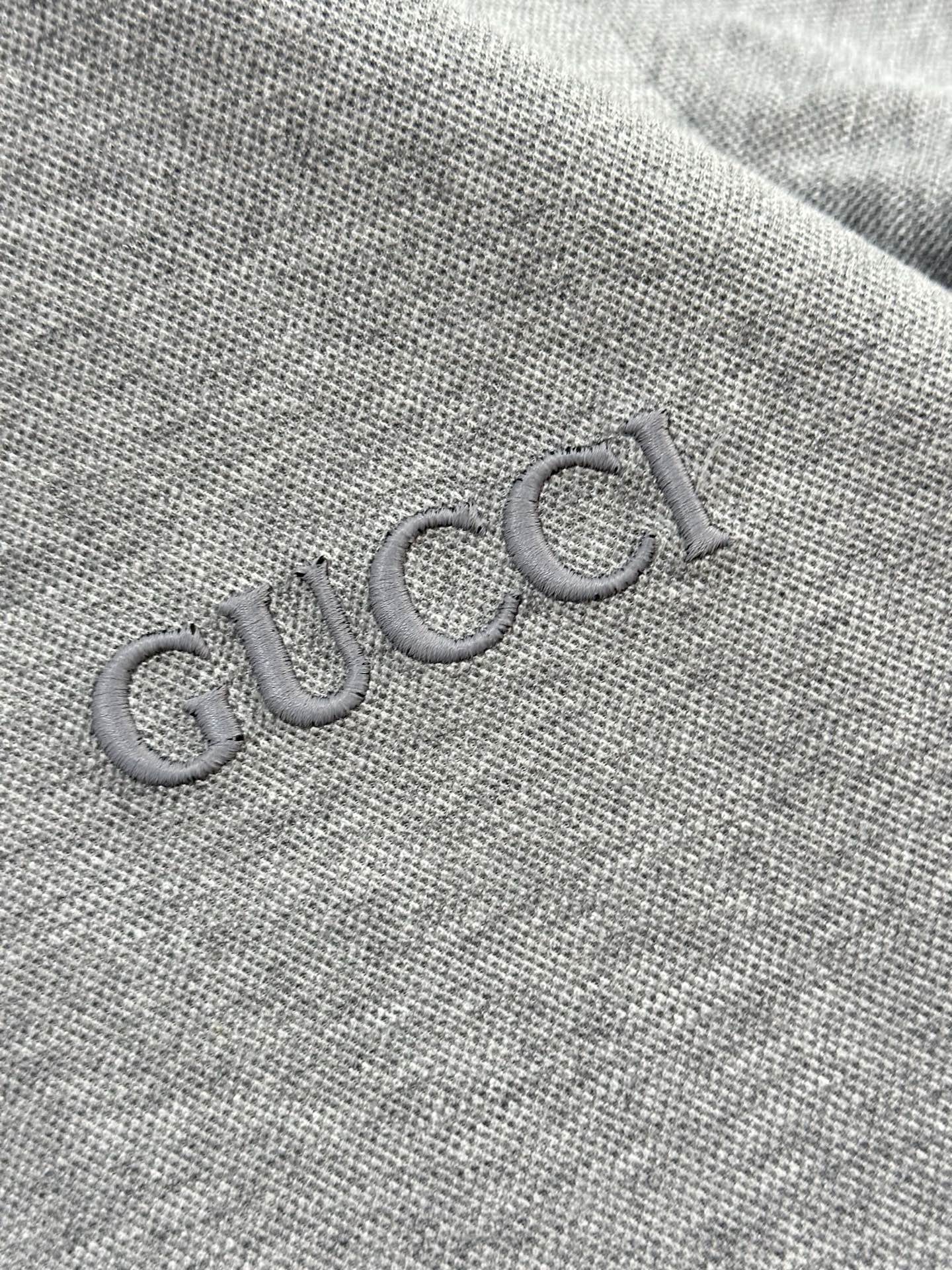 Поло мужское в стиле Gucci серого цвета с контрастной отделкой и вышитым логотипом