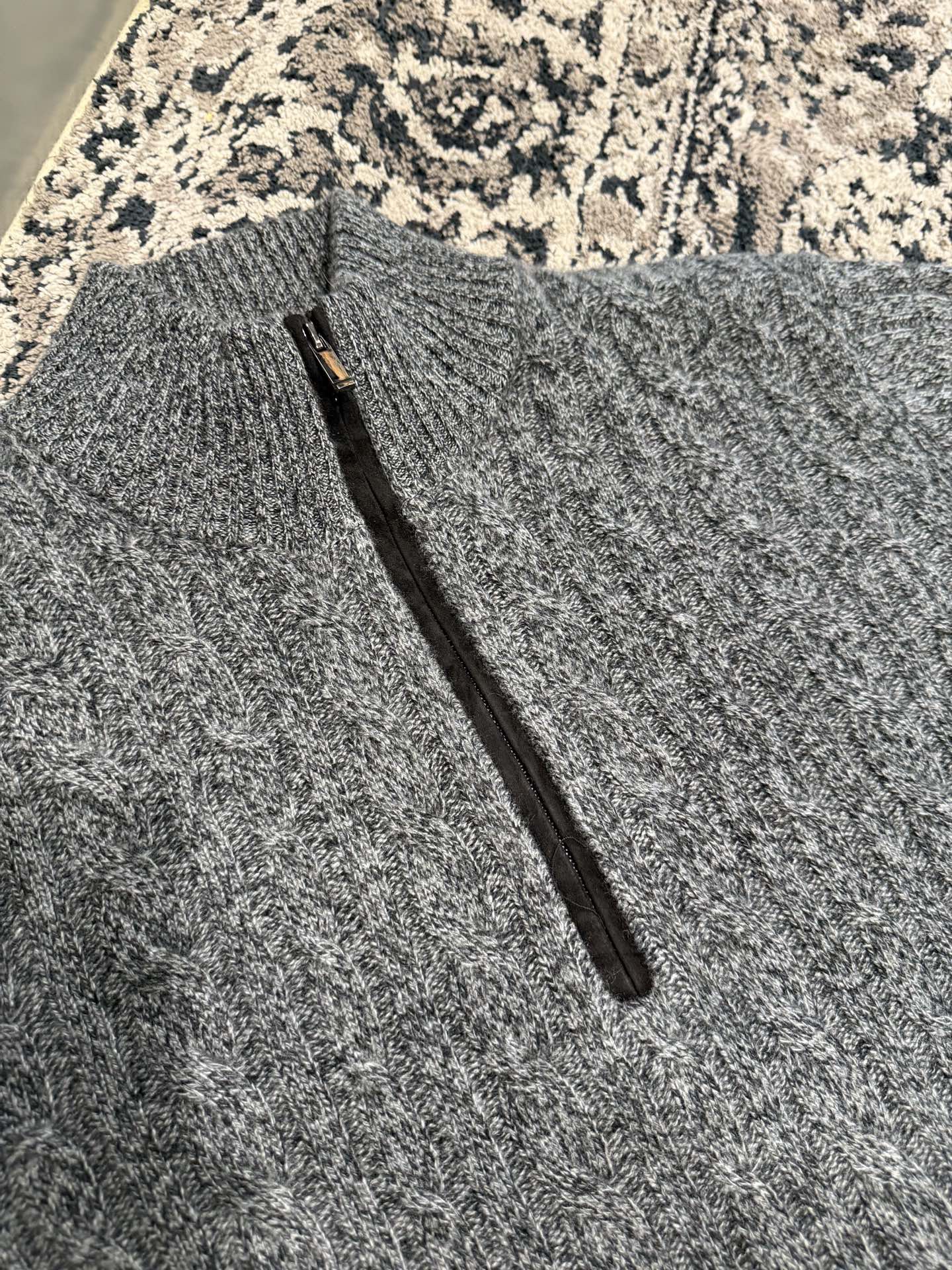 Свитер мужской в стиле Loro Piana полувысокий ворот из 100% шерсти серого цвета с молнией