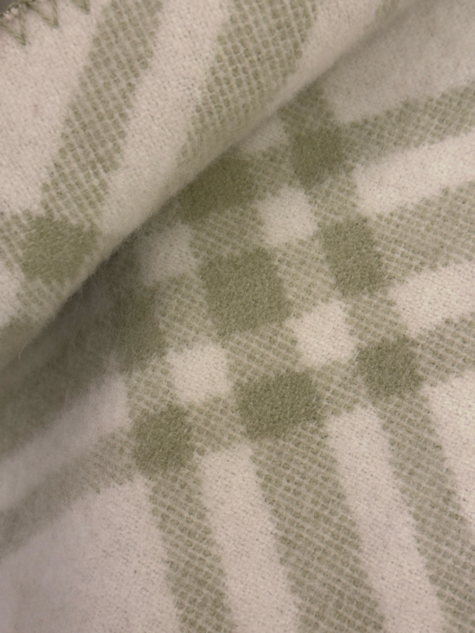 Шарф унисекс в стиле Burberry двусторонний из мягкой шерсти с диагональной клеткой оливкого цвета