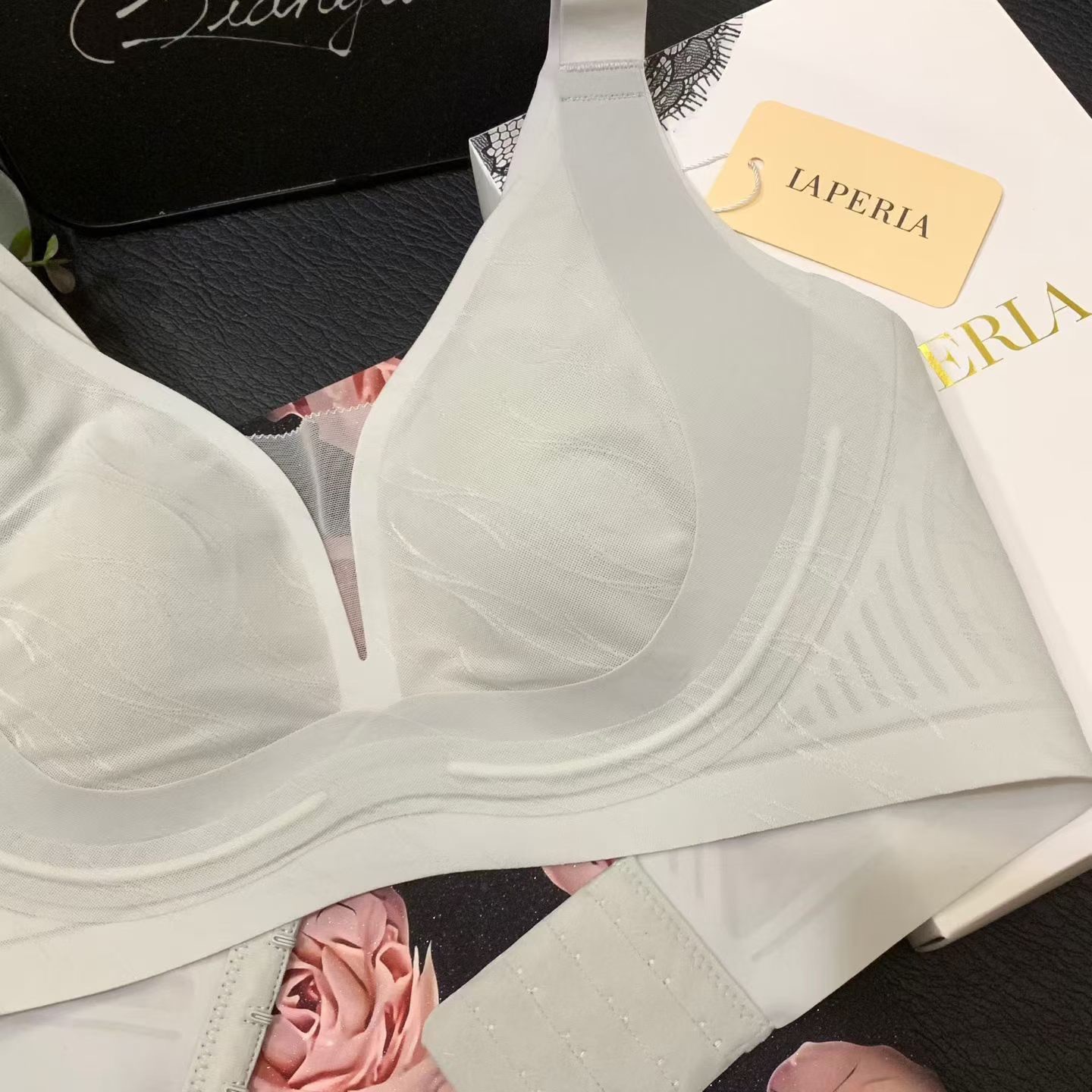 Бюстгальтер женский в стиле La Perla из сетчатой ткани с поддержкой и широкими бретелями