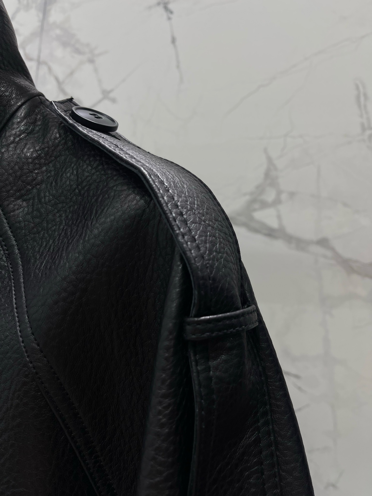 Тренч укороченный женский Acne Studios Cropped Leather Trench Coat чёрного цвета