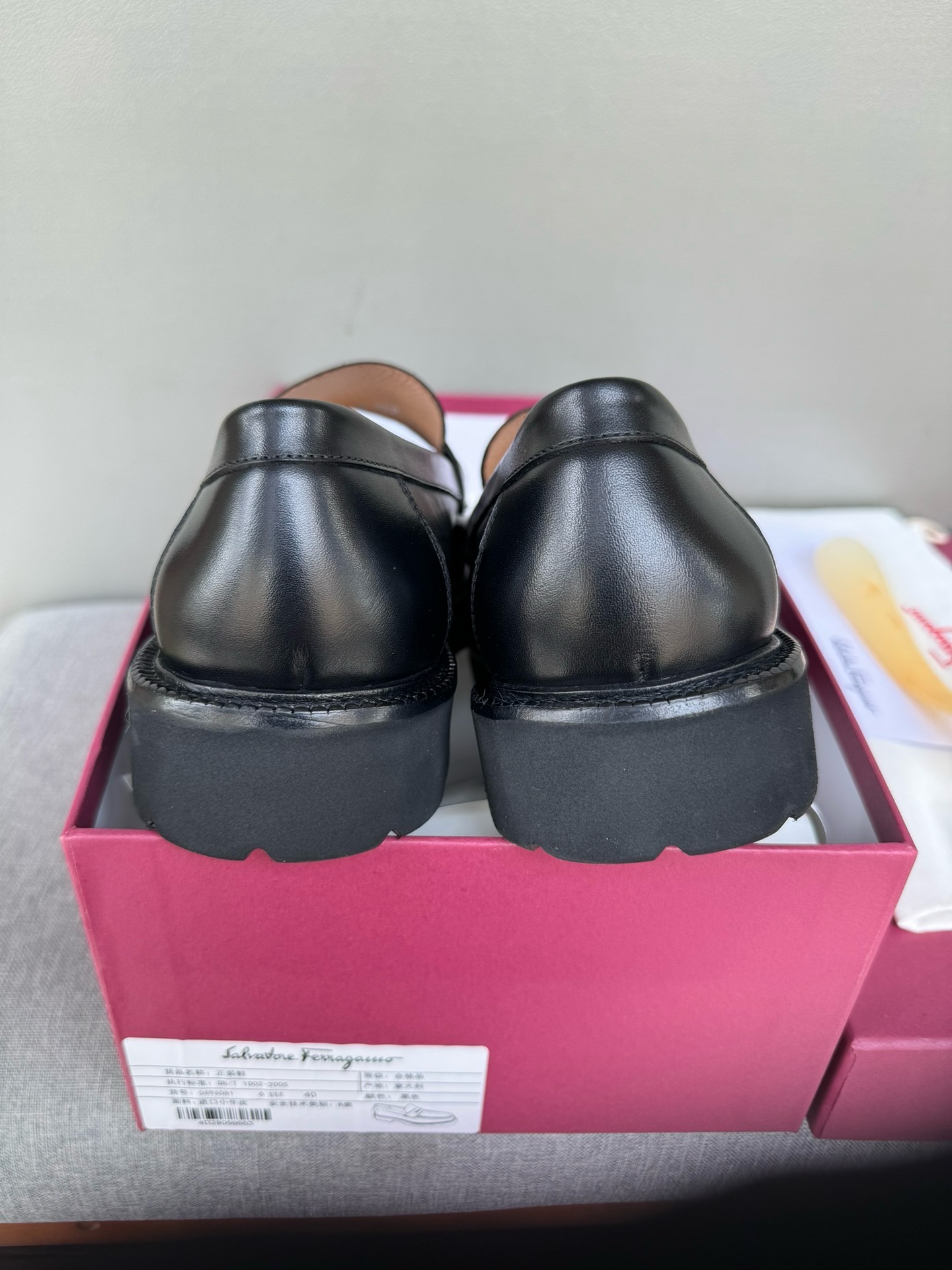 Лоферы мужские в стиле Salvatore Ferragamo из натуральной кожи черного цвета