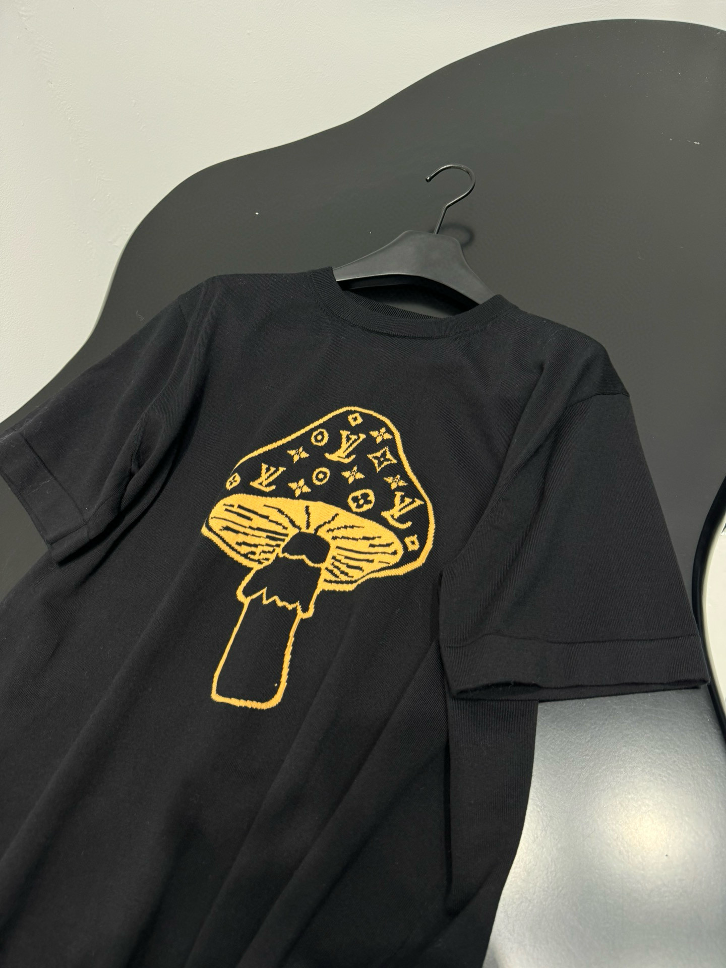 Джемпер мужской в стиле Loewe из хлопкового трикотажа чёрного цвета с вышивкой гриба