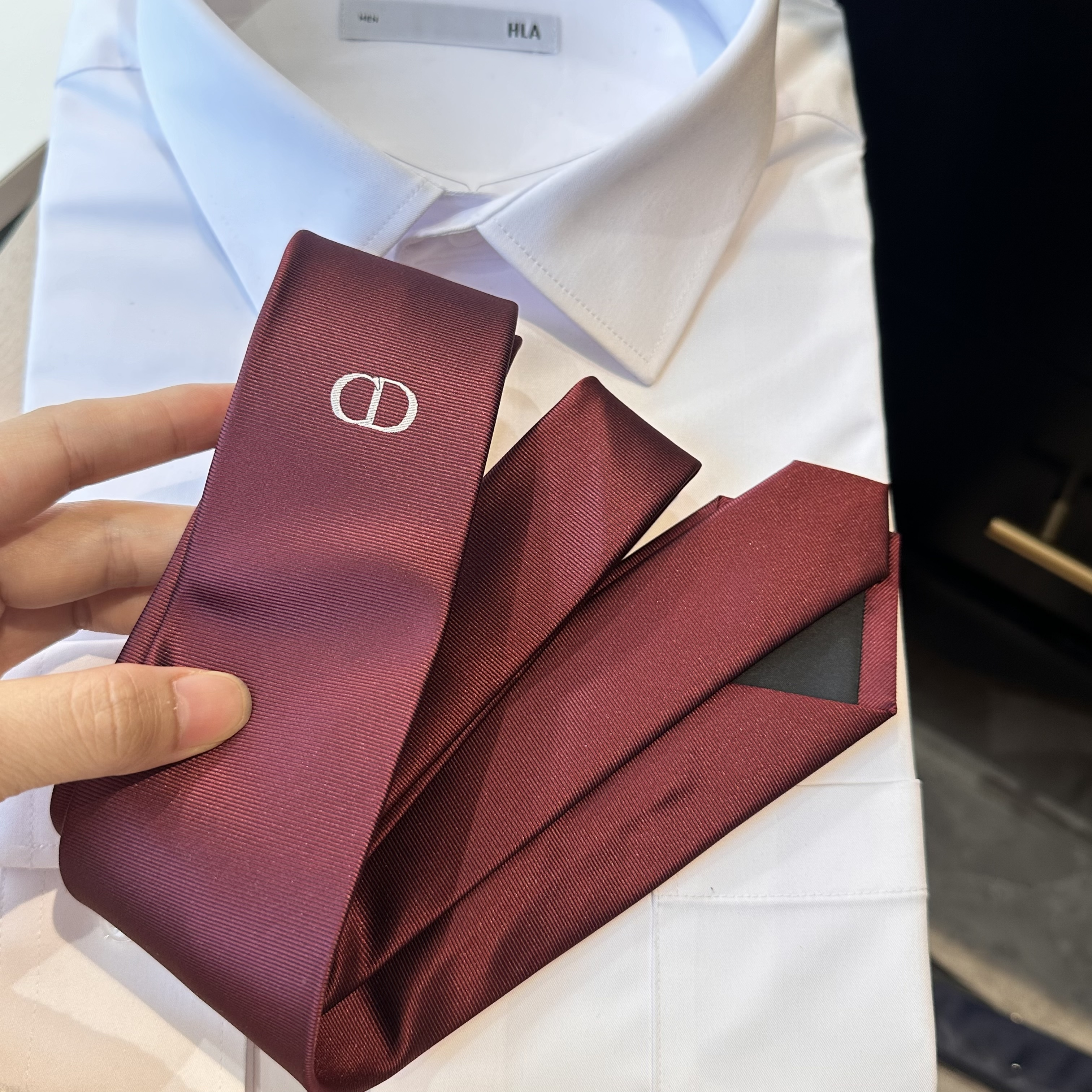 Галстук мужской Dior бордового цвета с вышивкой логотипа